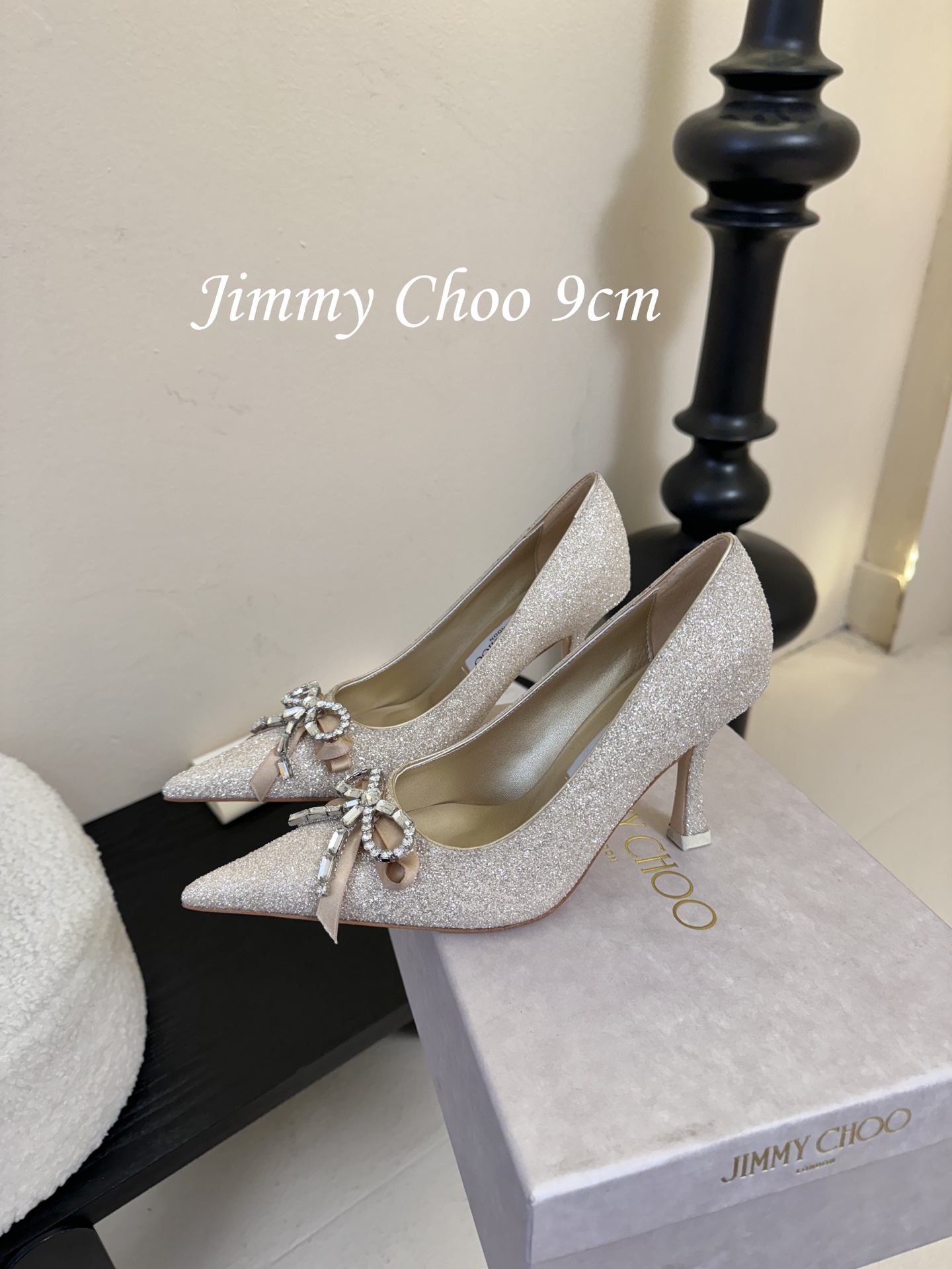 9公分 /7公分/下单备注好Jimmy Choo 将圆润光泽镶嵌于足尖为你的穿搭映亮魅力，璀璨每刻!莹润