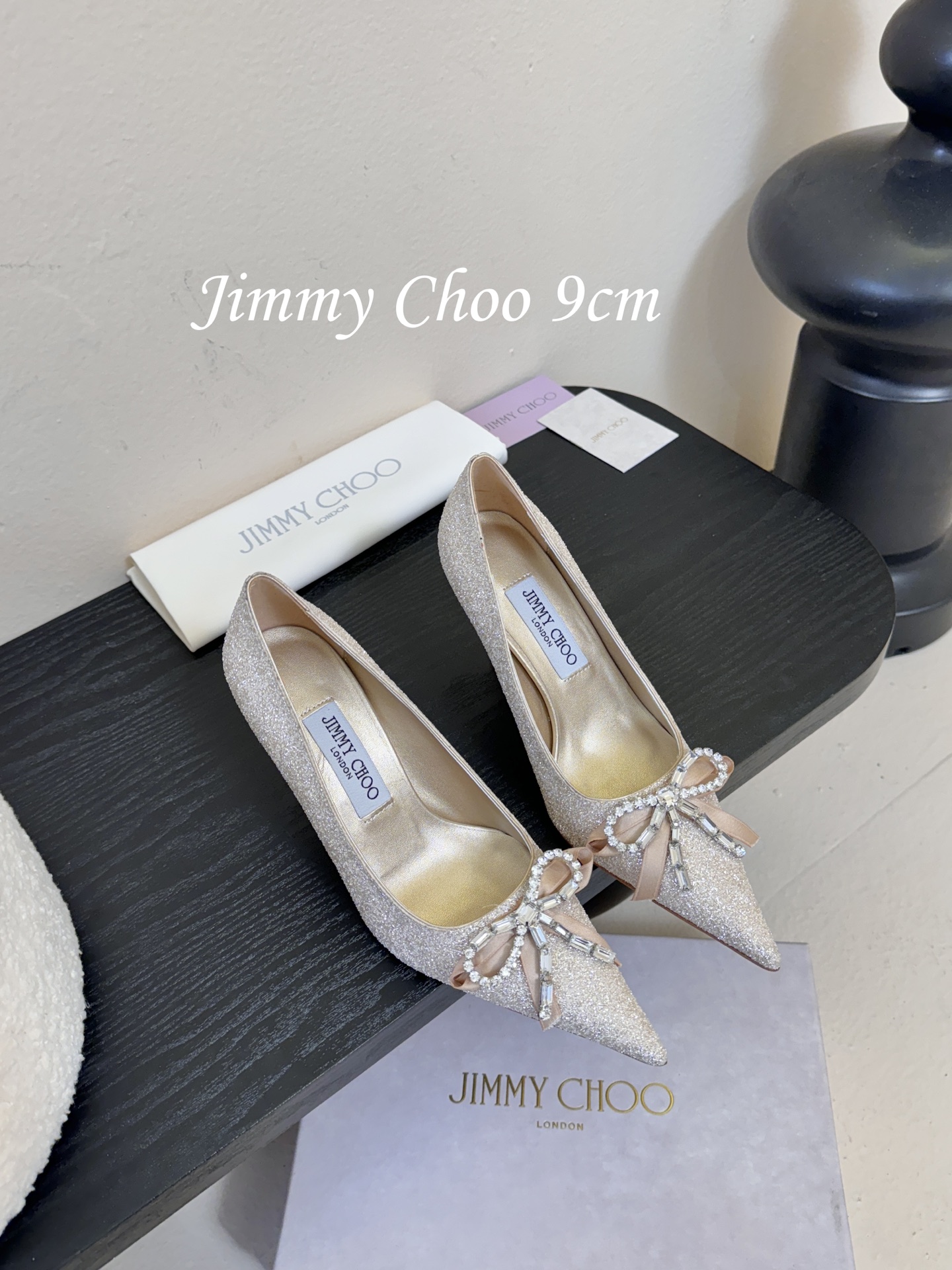 9公分 /7公分/下单备注好Jimmy Choo 将圆润光泽镶嵌于足尖为你的穿搭映亮魅力，璀璨每刻!莹润