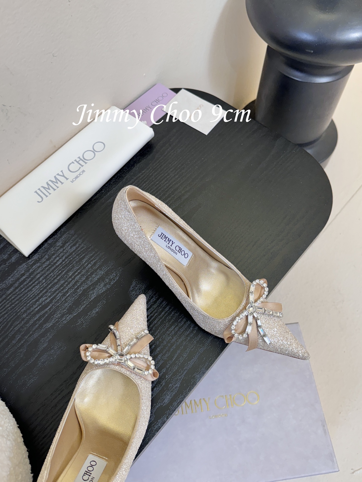 9公分 /7公分/下单备注好Jimmy Choo 将圆润光泽镶嵌于足尖为你的穿搭映亮魅力，璀璨每刻!莹润