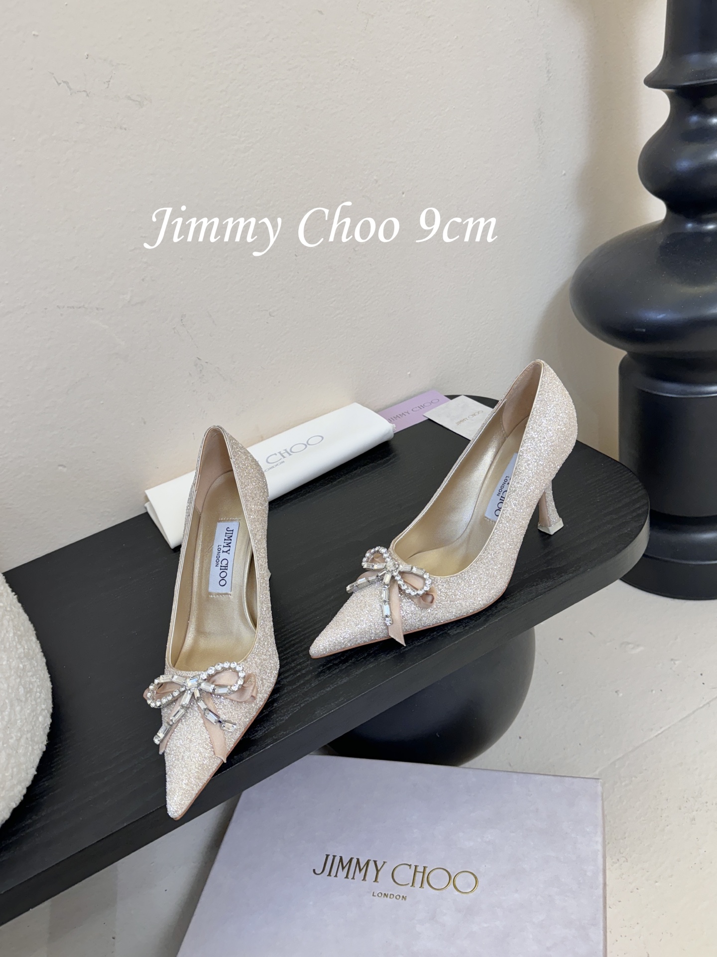 9公分 /7公分/下单备注好Jimmy Choo 将圆润光泽镶嵌于足尖为你的穿搭映亮魅力，璀璨每刻!莹润