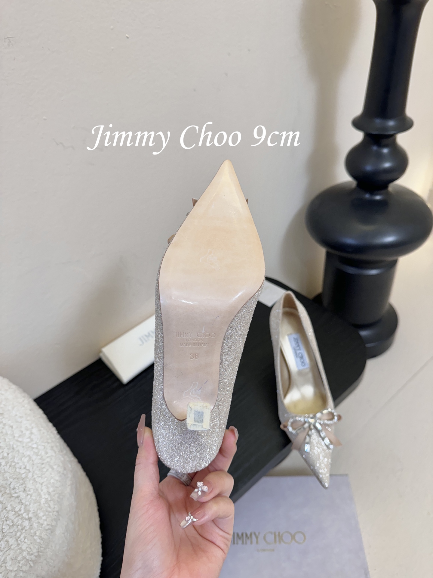 9公分 /7公分/下单备注好Jimmy Choo 将圆润光泽镶嵌于足尖为你的穿搭映亮魅力，璀璨每刻!莹润