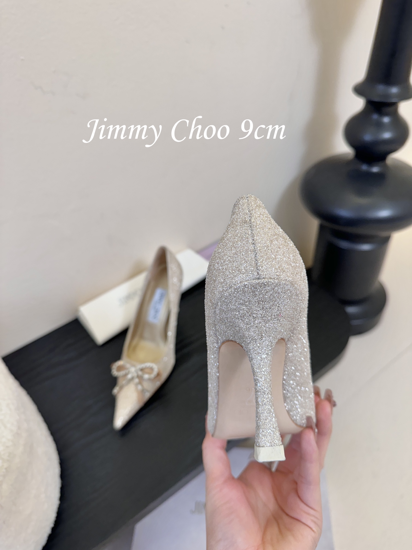 9公分 /7公分/下单备注好Jimmy Choo 将圆润光泽镶嵌于足尖为你的穿搭映亮魅力，璀璨每刻!莹润