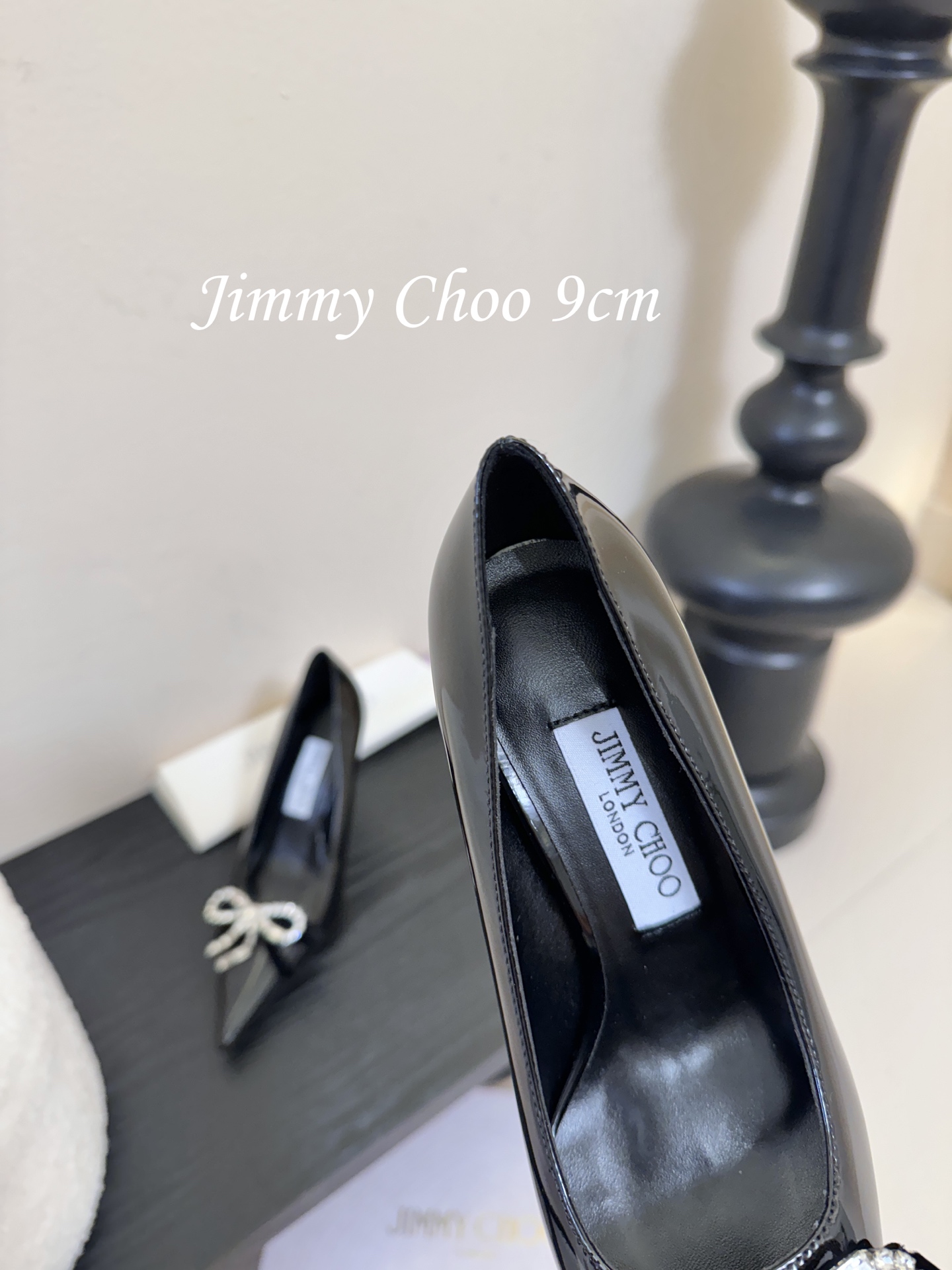 9公分 /7公分/下单备注好Jimmy Choo 将圆润光泽镶嵌于足尖为你的穿搭映亮魅力，璀璨每刻!莹润