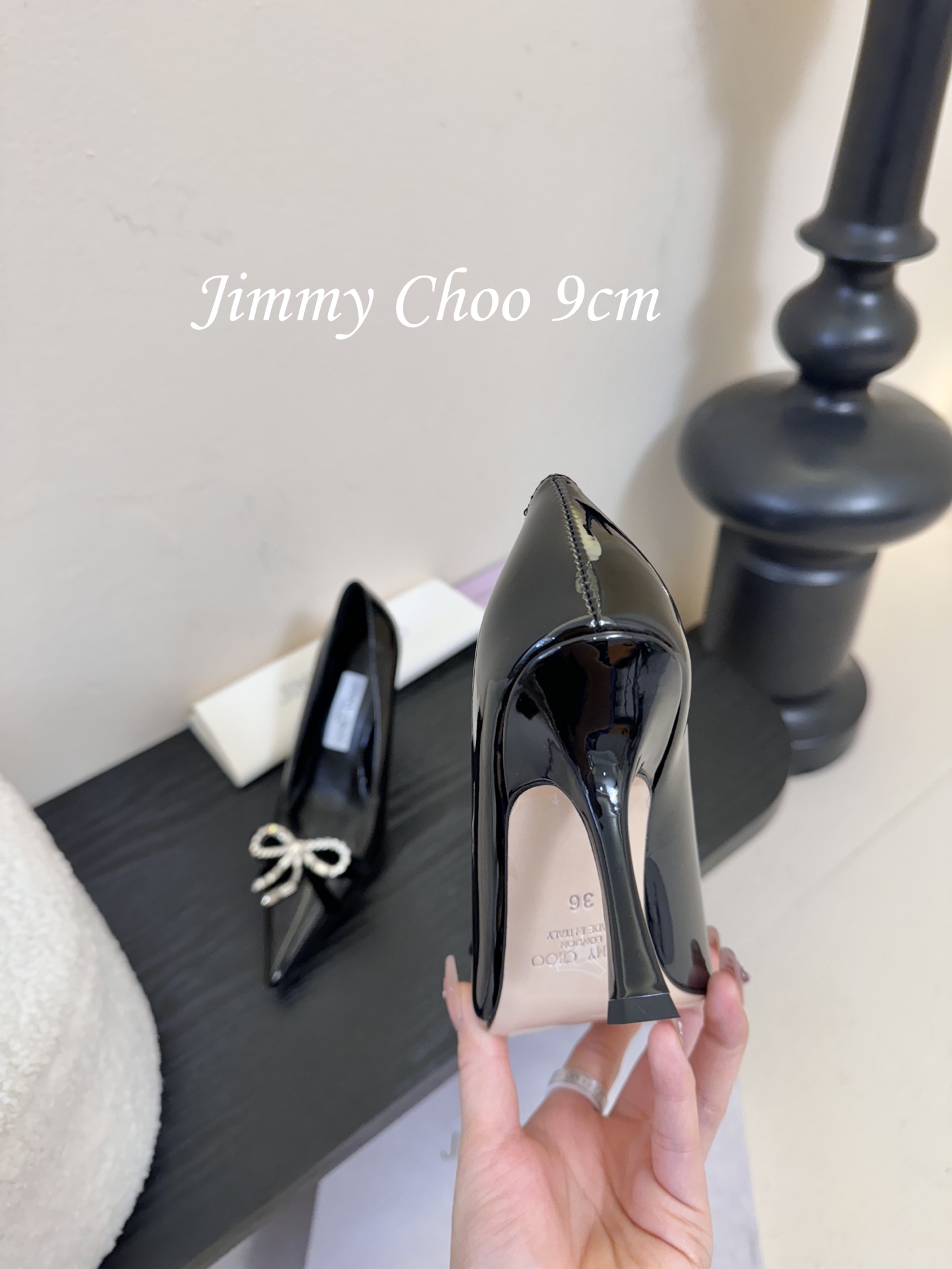 9公分 /7公分/下单备注好Jimmy Choo 将圆润光泽镶嵌于足尖为你的穿搭映亮魅力，璀璨每刻!莹润