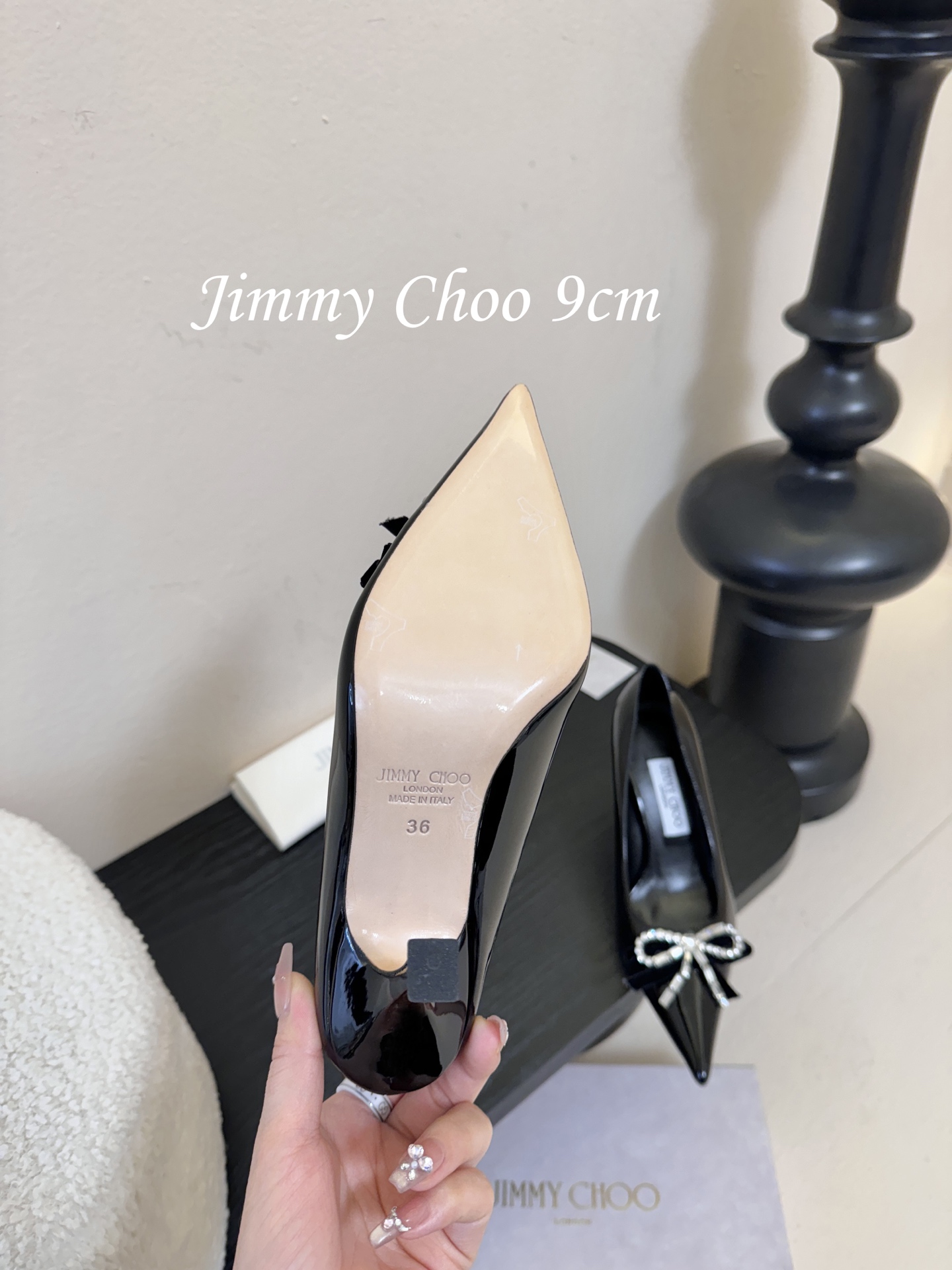 9公分 /7公分/下单备注好Jimmy Choo 将圆润光泽镶嵌于足尖为你的穿搭映亮魅力，璀璨每刻!莹润