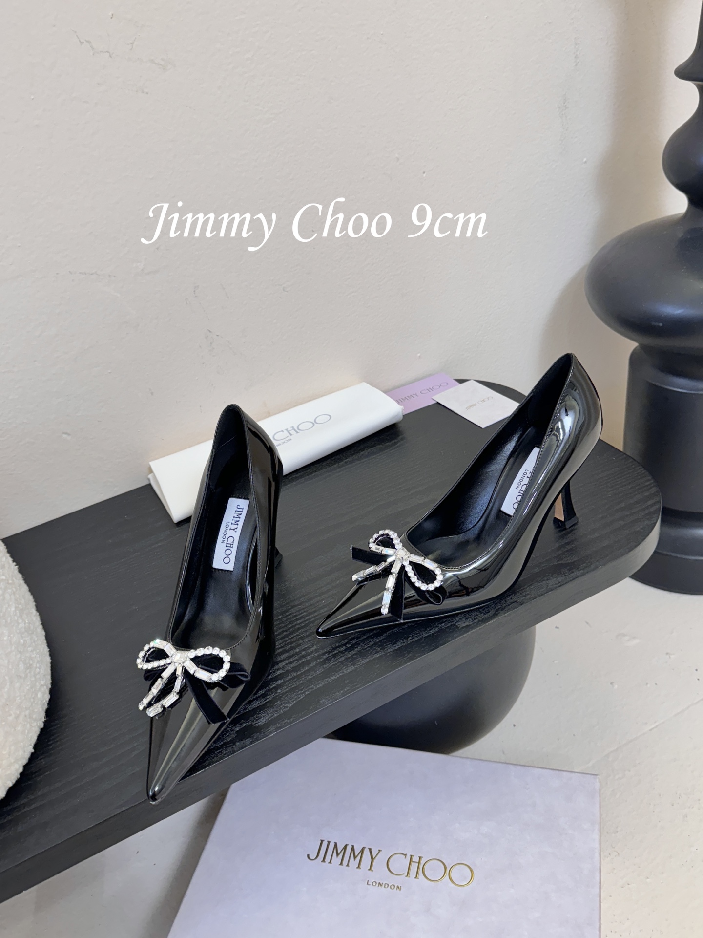 9公分 /7公分/下单备注好Jimmy Choo 将圆润光泽镶嵌于足尖为你的穿搭映亮魅力，璀璨每刻!莹润