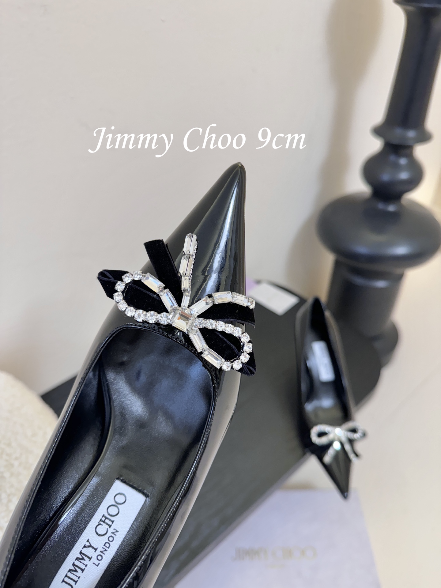 9公分 /7公分/下单备注好Jimmy Choo 将圆润光泽镶嵌于足尖为你的穿搭映亮魅力，璀璨每刻!莹润