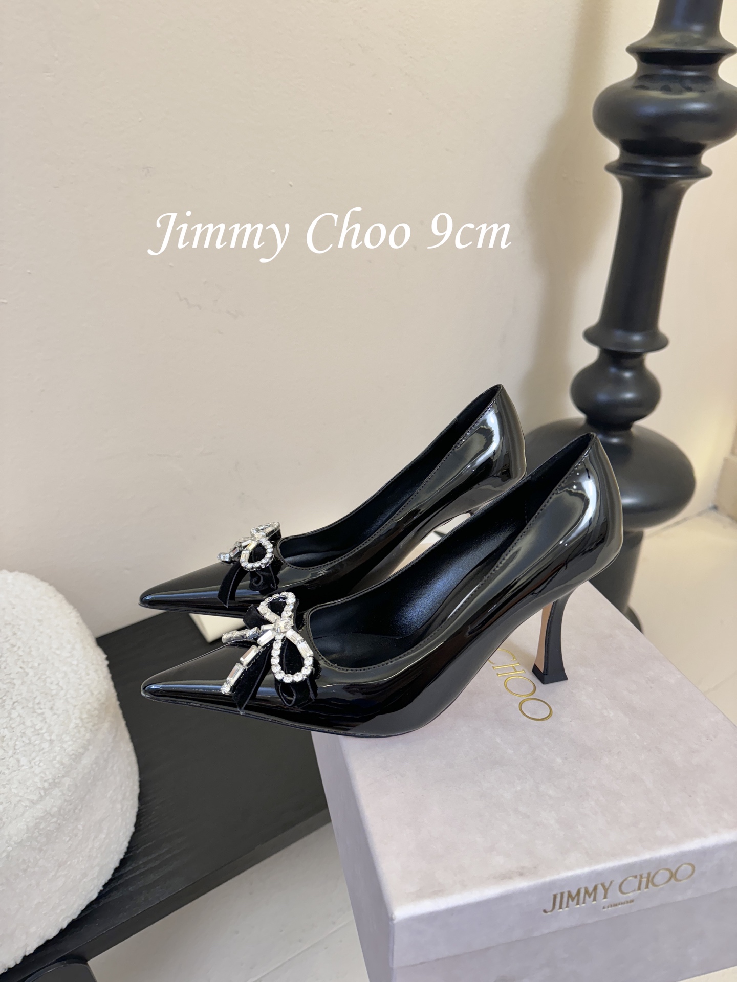 9公分 /7公分/下单备注好Jimmy Choo 将圆润光泽镶嵌于足尖为你的穿搭映亮魅力，璀璨每刻!莹润