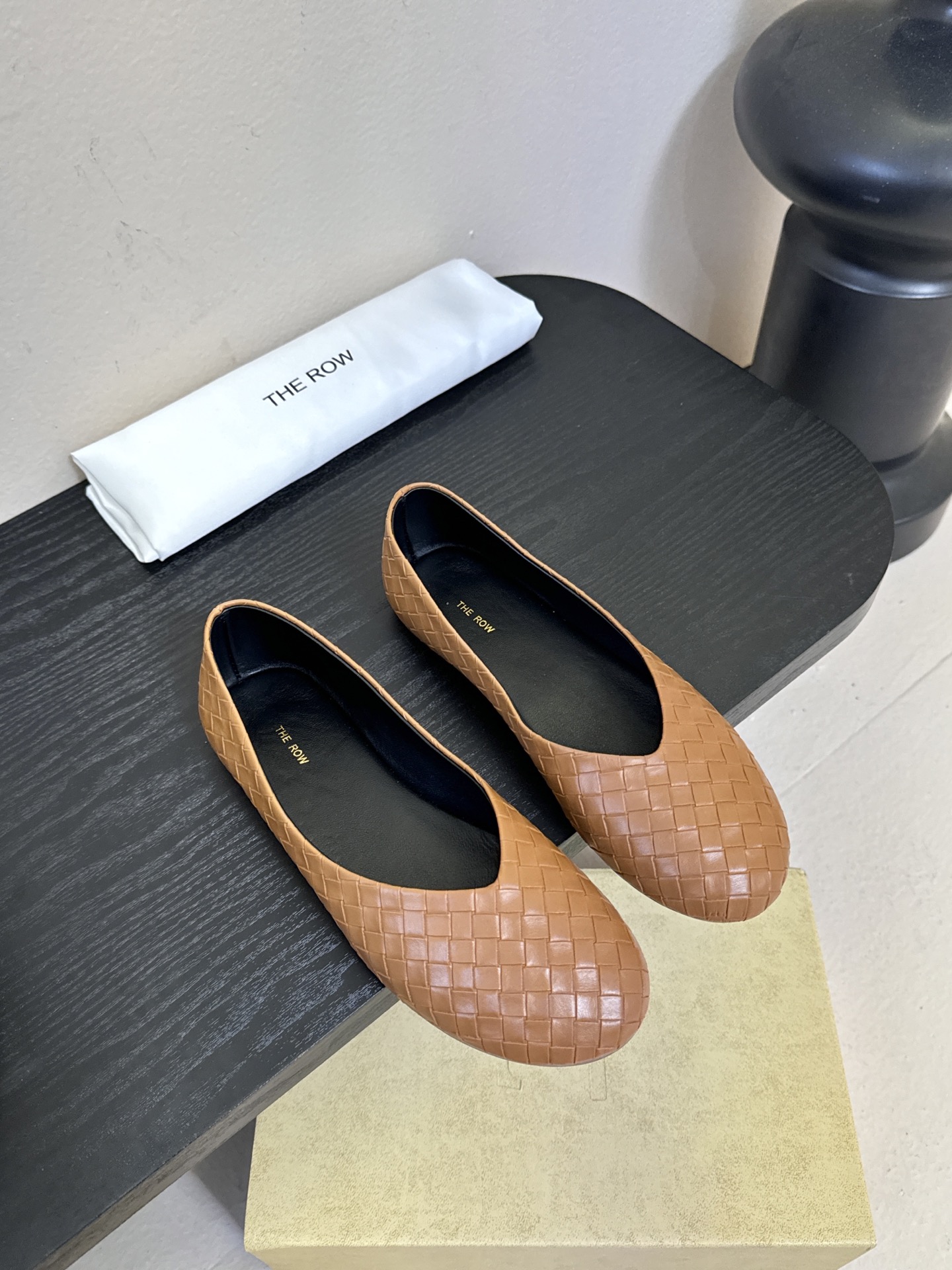 NO:652671,The ro*26 new early spring Mary Jane flat shoes, dancing shoes and grandma shoes!  It’s rare to see a dance shoe that is so detailed and very tolerant to the foot. It modifies the foot shape properly without losing its unique charm. It is convenient and convenient to put on the foot. It is also very comfortable and can be worn in daily life. It is super versatile!  Braided embossed upper, sheepskin lining, rubber outsole, size: 35-40 (custom-made for 40, non-refundable), single shoes, mary jane, sheepskin19860909The ro*26早春新款玛丽珍平底单鞋跳舞鞋奶奶鞋！很少会看到一款跳舞鞋会做到这么精细、而且对脚的包容性特别强,把脚型修饰得妥妥的,又不失独特韵味,上脚方便便捷,且非常舒适、日常穿都没有问题的、超级百搭！ 鞋面编制压纹 内里羊皮 大底橡胶底 码数:35-40（40订做不退换）,单鞋,mary jane,sheepskin,Women's Shoes