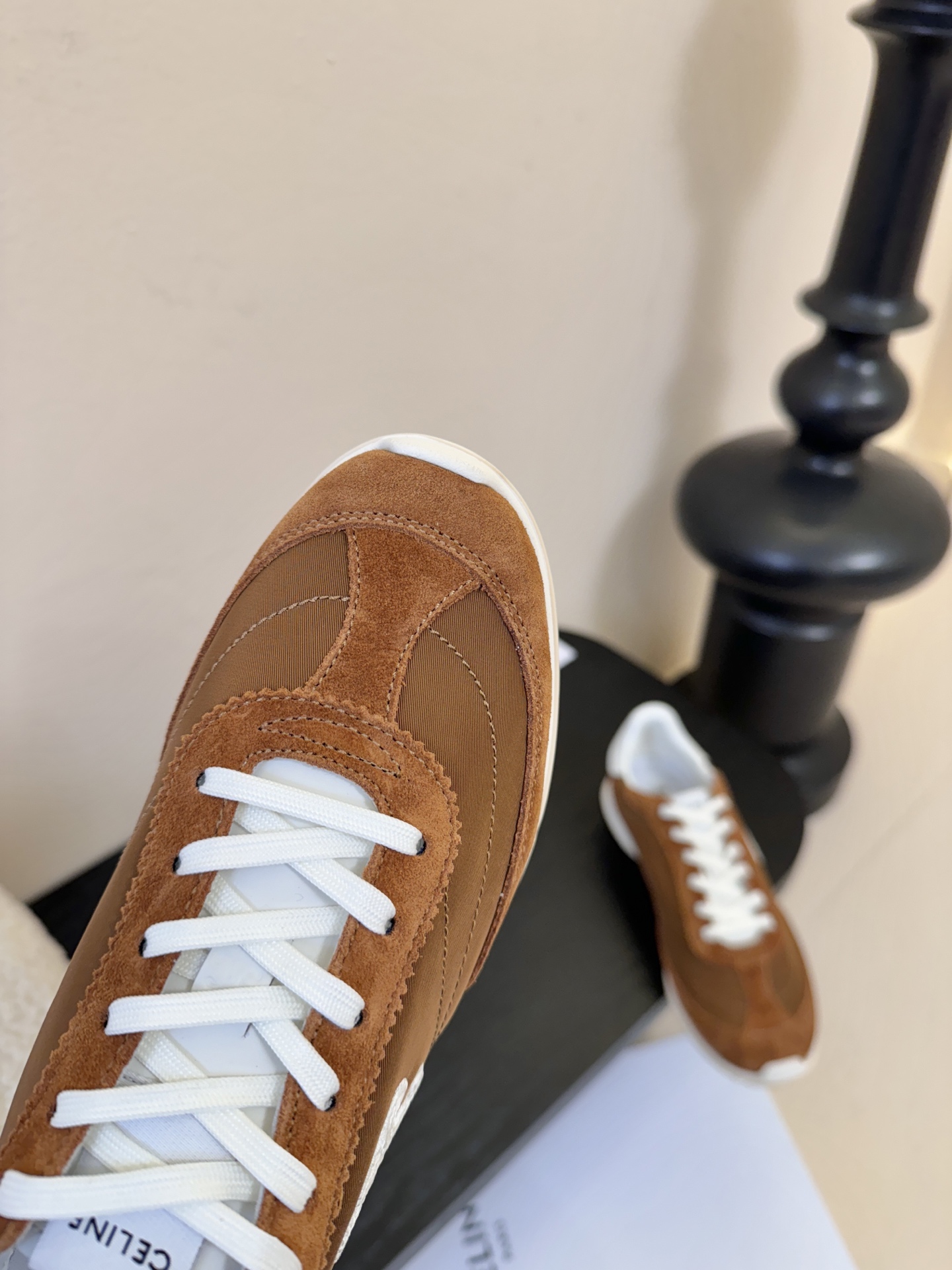 Celin*25ss凯旋门复古运动鞋德训鞋阿甘鞋采用经典的阿甘鞋/德训鞋轮廓，低帮流线型鞋身搭配窄鞋头，