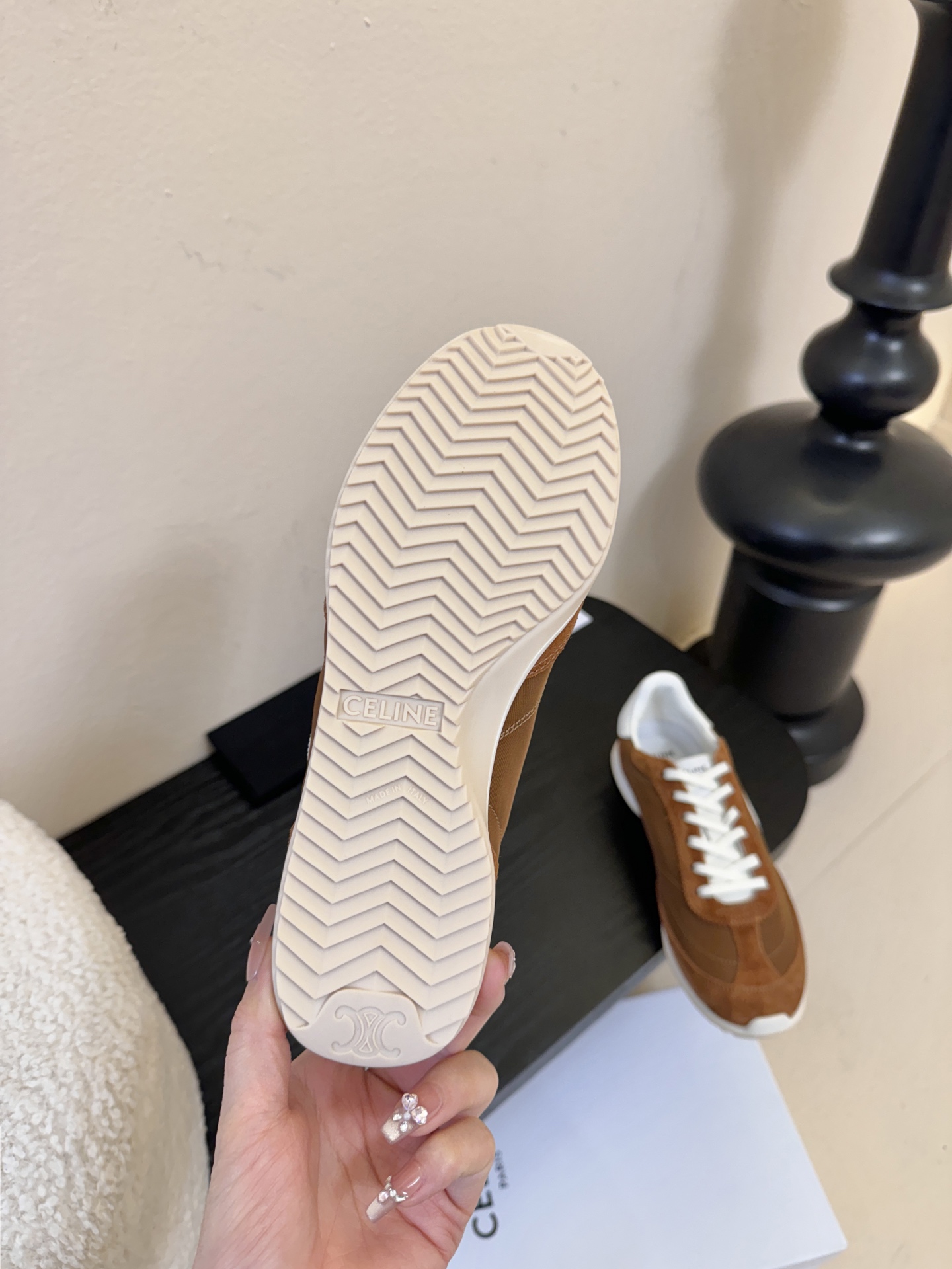 Celin*25ss凯旋门复古运动鞋德训鞋阿甘鞋采用经典的阿甘鞋/德训鞋轮廓，低帮流线型鞋身搭配窄鞋头，