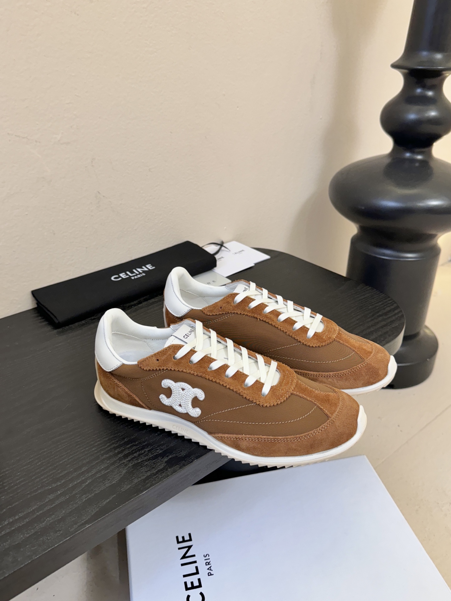 Celin*25ss凯旋门复古运动鞋德训鞋阿甘鞋采用经典的阿甘鞋/德训鞋轮廓，低帮流线型鞋身搭配窄鞋头，