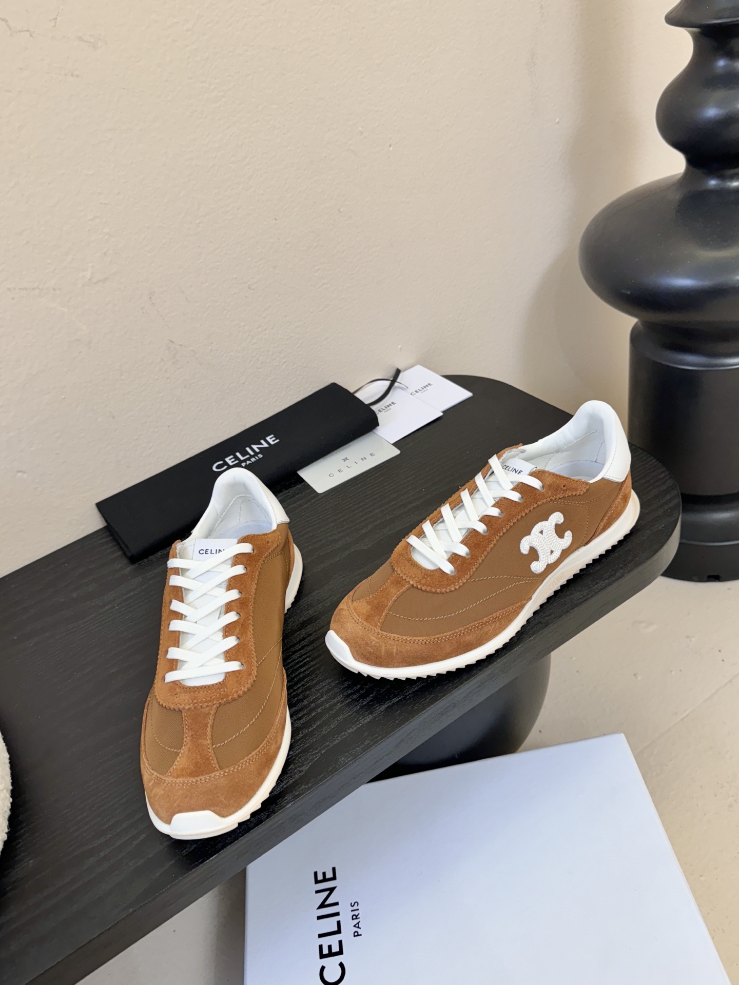 Celin*25ss凯旋门复古运动鞋德训鞋阿甘鞋采用经典的阿甘鞋/德训鞋轮廓，低帮流线型鞋身搭配窄鞋头，