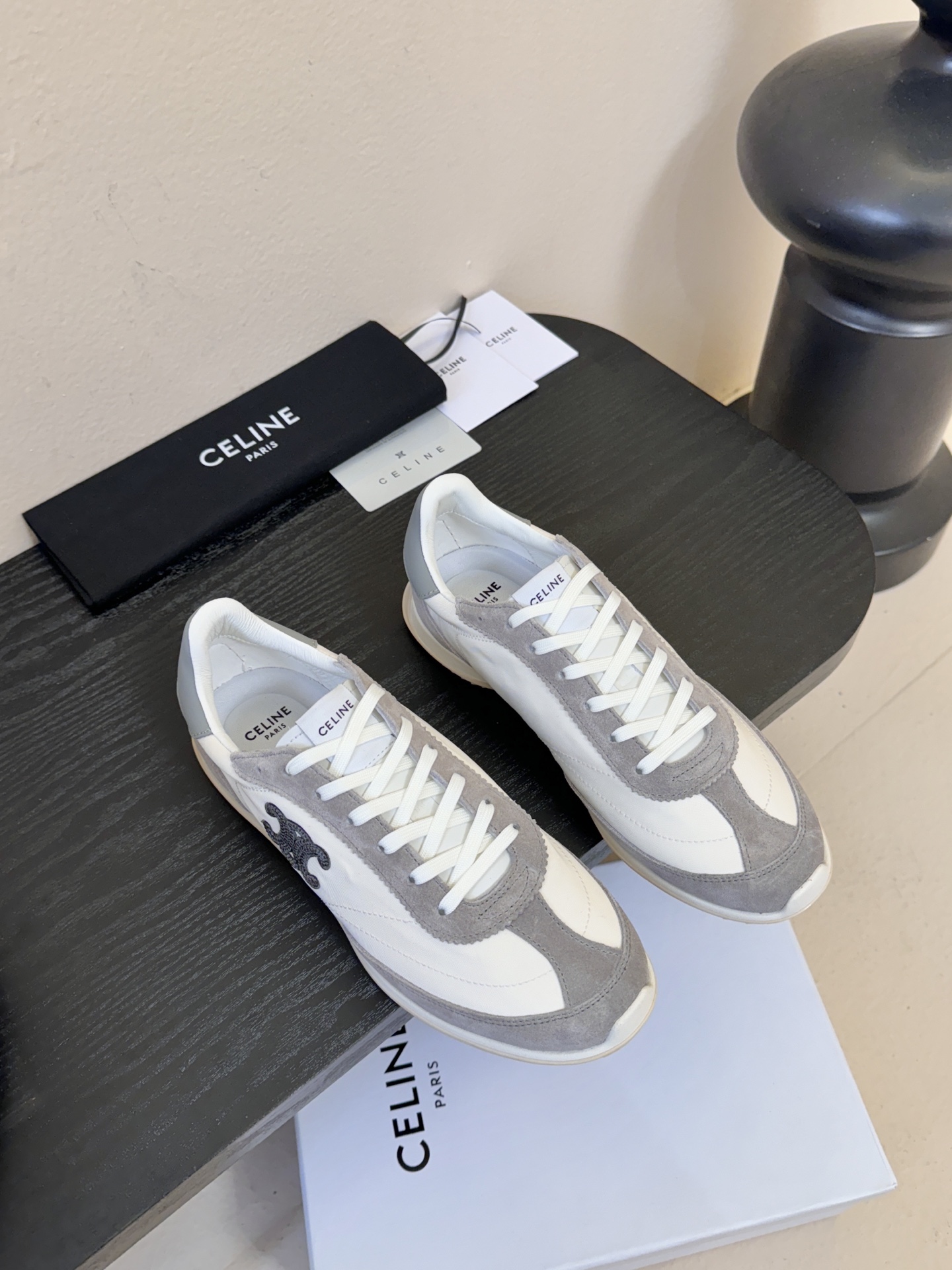 Celin*25ss凯旋门复古运动鞋德训鞋阿甘鞋采用经典的阿甘鞋/德训鞋轮廓，低帮流线型鞋身搭配窄鞋头，