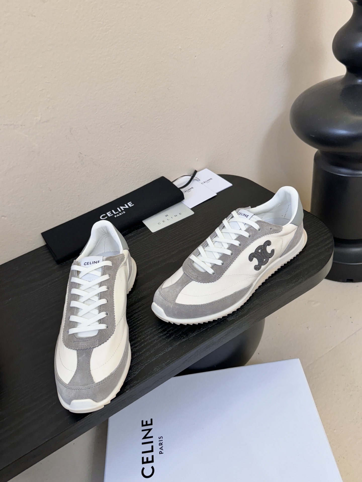 Celin*25ss凯旋门复古运动鞋德训鞋阿甘鞋采用经典的阿甘鞋/德训鞋轮廓，低帮流线型鞋身搭配窄鞋头，