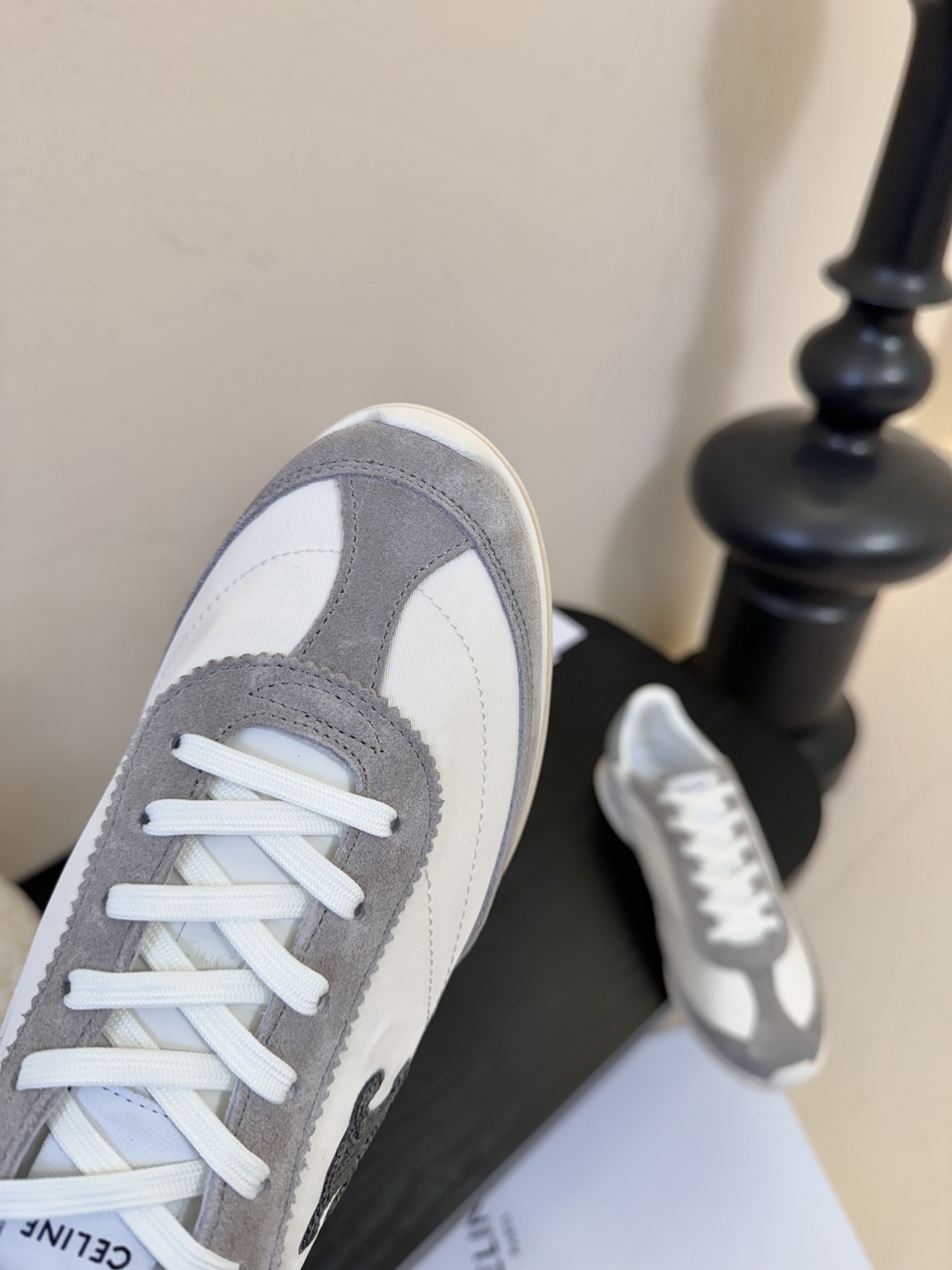 Celin*25ss凯旋门复古运动鞋德训鞋阿甘鞋采用经典的阿甘鞋/德训鞋轮廓，低帮流线型鞋身搭配窄鞋头，