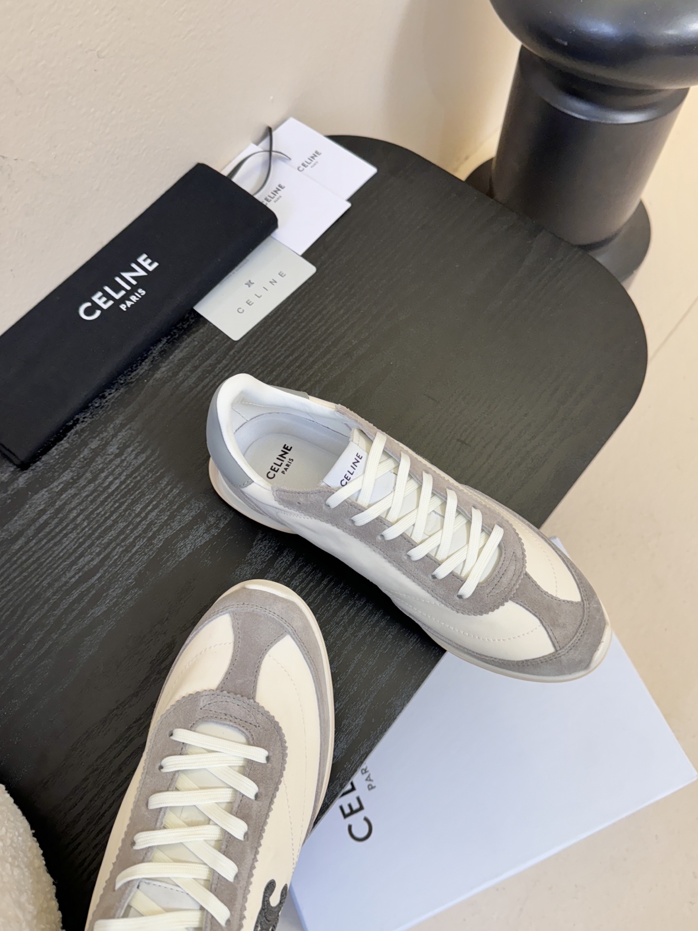 Celin*25ss凯旋门复古运动鞋德训鞋阿甘鞋采用经典的阿甘鞋/德训鞋轮廓，低帮流线型鞋身搭配窄鞋头，