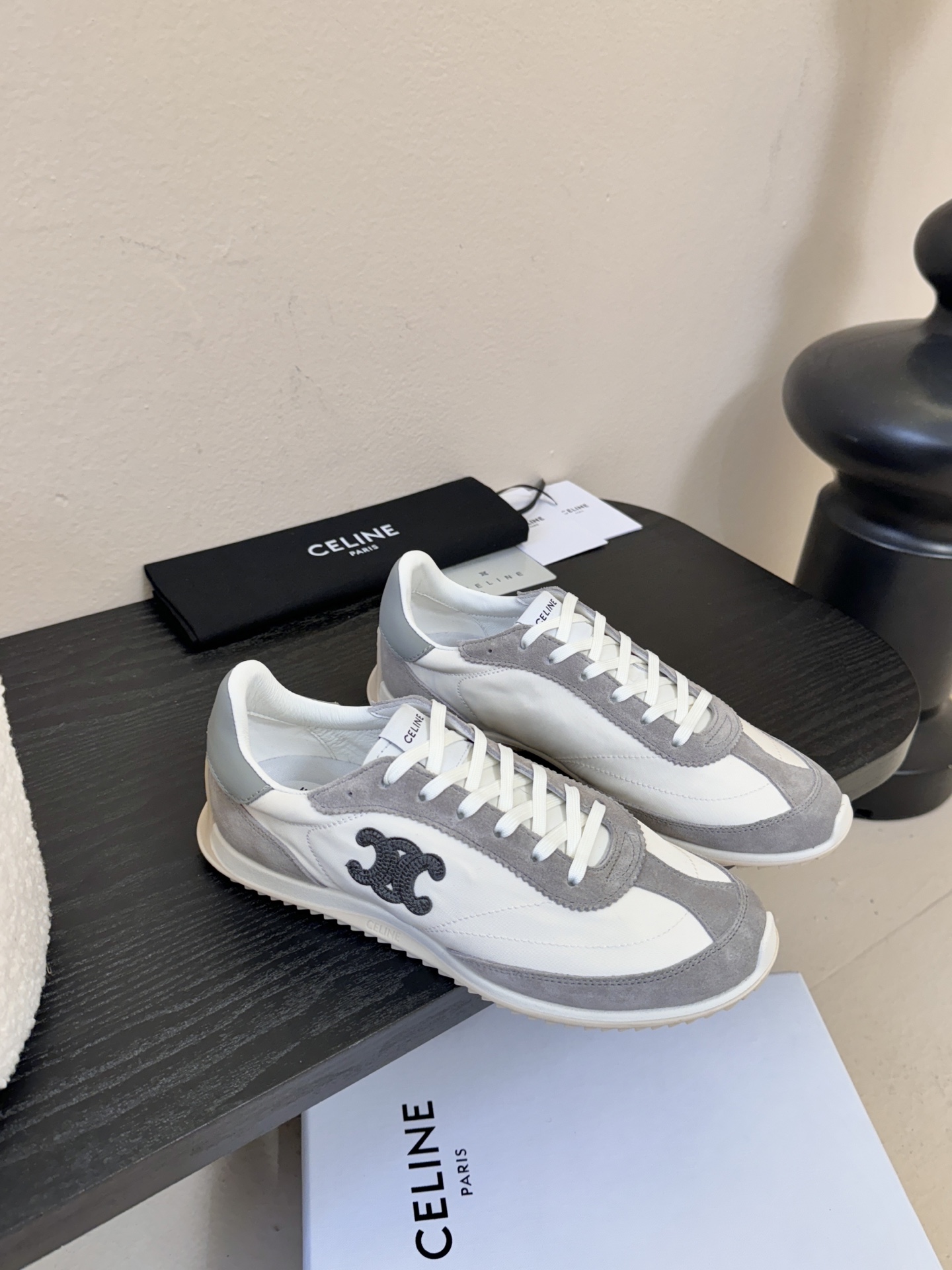 Celin*25ss凯旋门复古运动鞋德训鞋阿甘鞋采用经典的阿甘鞋/德训鞋轮廓，低帮流线型鞋身搭配窄鞋头，