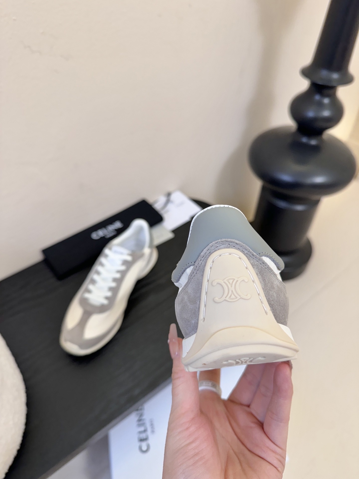 Celin*25ss凯旋门复古运动鞋德训鞋阿甘鞋采用经典的阿甘鞋/德训鞋轮廓，低帮流线型鞋身搭配窄鞋头，