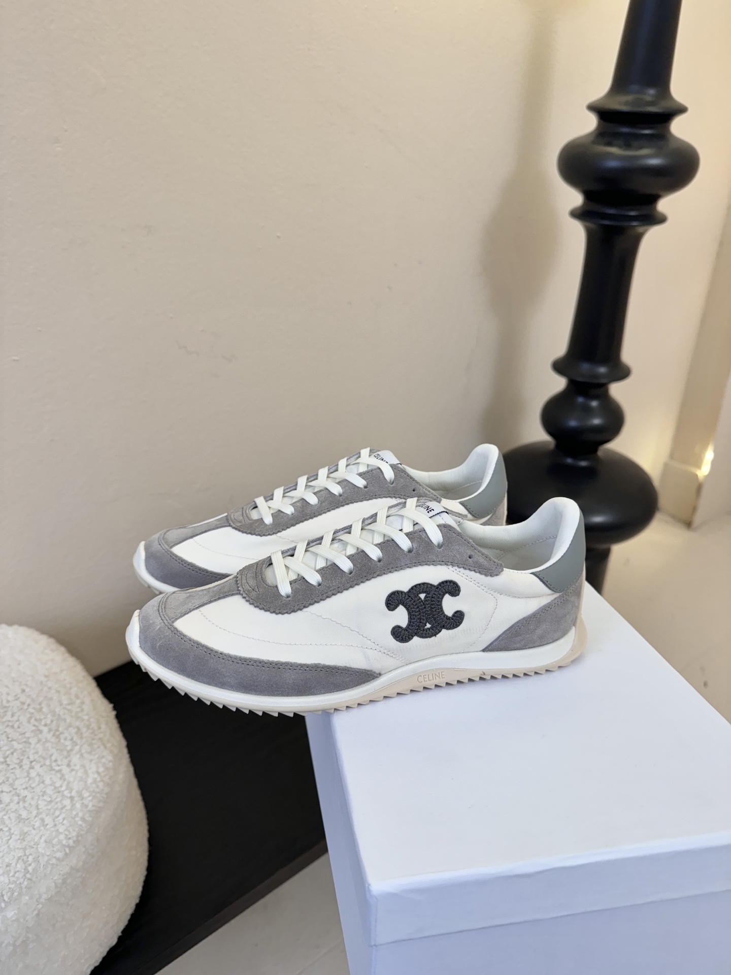 Celin*25ss凯旋门复古运动鞋德训鞋阿甘鞋采用经典的阿甘鞋/德训鞋轮廓，低帮流线型鞋身搭配窄鞋头，