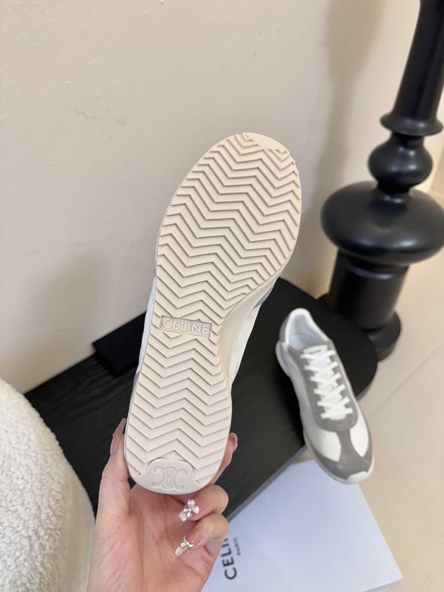 Celin*25ss凯旋门复古运动鞋德训鞋阿甘鞋采用经典的阿甘鞋/德训鞋轮廓，低帮流线型鞋身搭配窄鞋头，