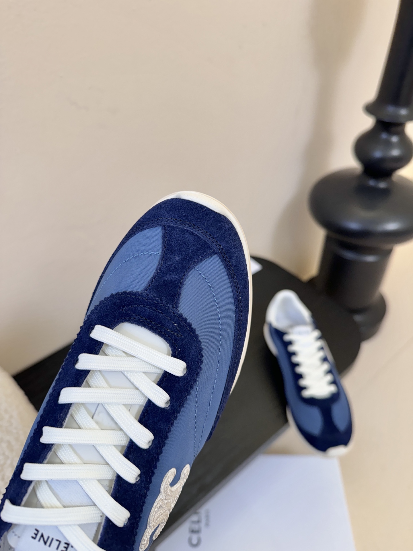 Celin*25ss凯旋门复古运动鞋德训鞋阿甘鞋采用经典的阿甘鞋/德训鞋轮廓，低帮流线型鞋身搭配窄鞋头，