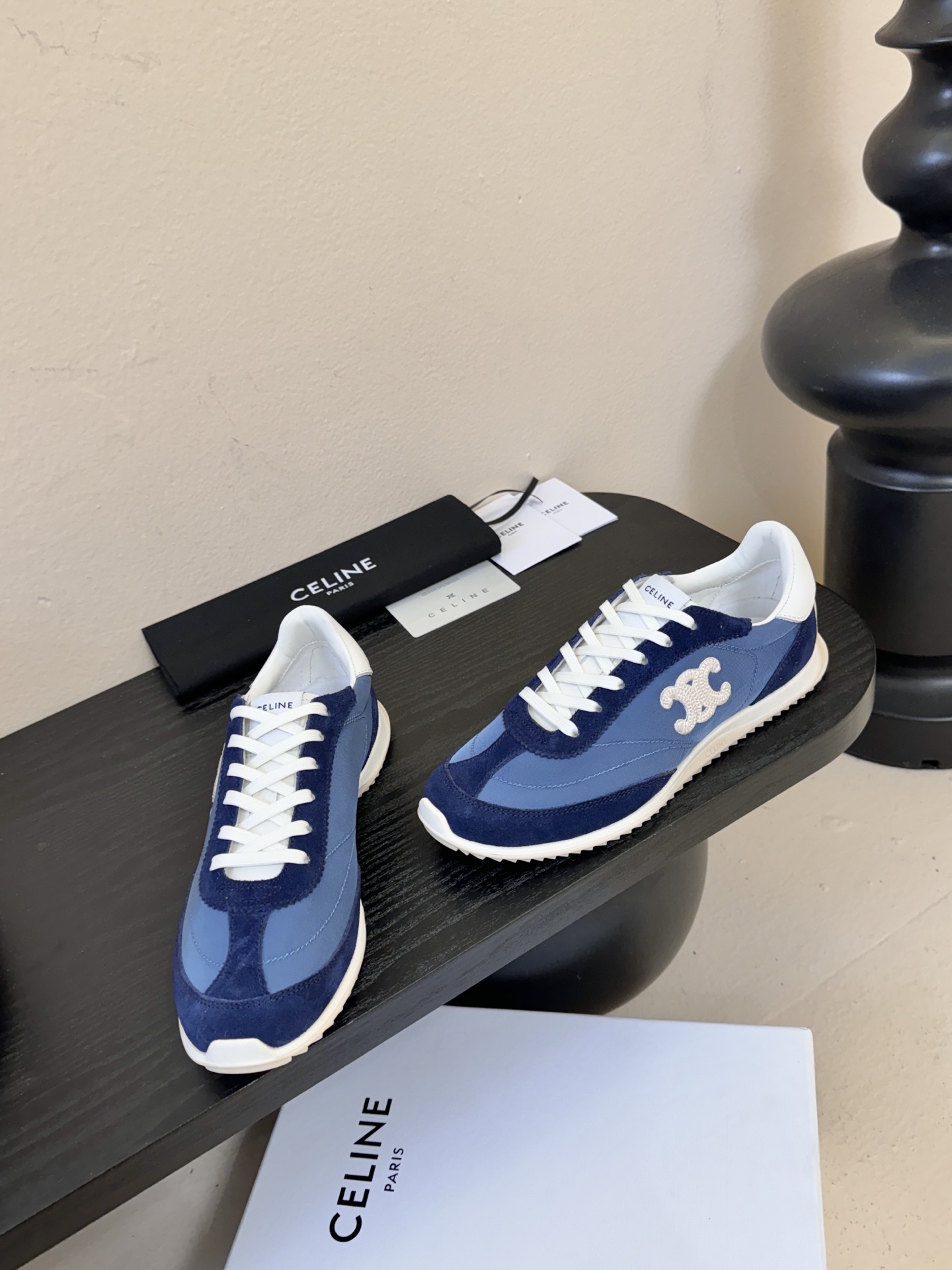 Celin*25ss凯旋门复古运动鞋德训鞋阿甘鞋采用经典的阿甘鞋/德训鞋轮廓，低帮流线型鞋身搭配窄鞋头，