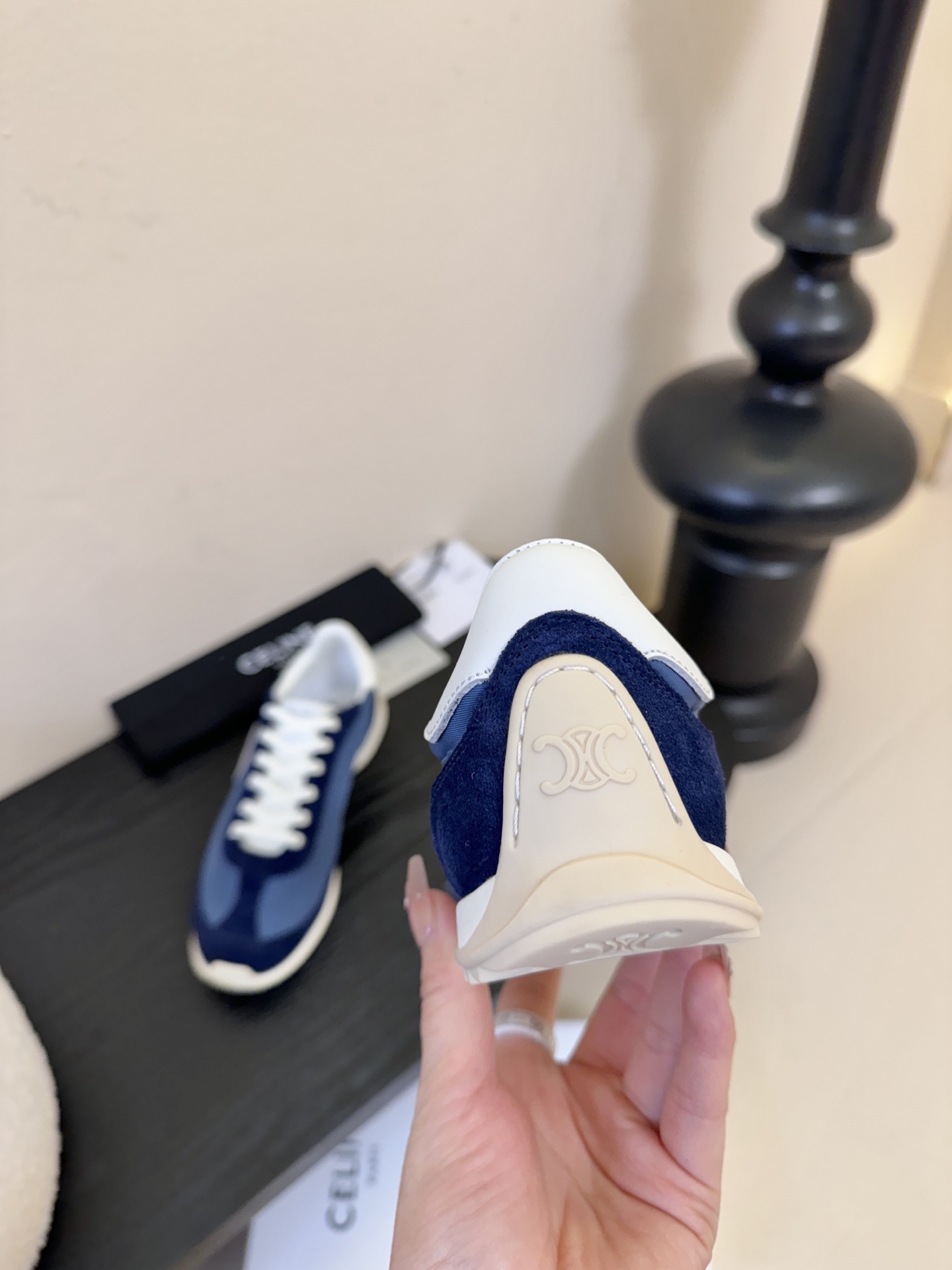 Celin*25ss凯旋门复古运动鞋德训鞋阿甘鞋采用经典的阿甘鞋/德训鞋轮廓，低帮流线型鞋身搭配窄鞋头，