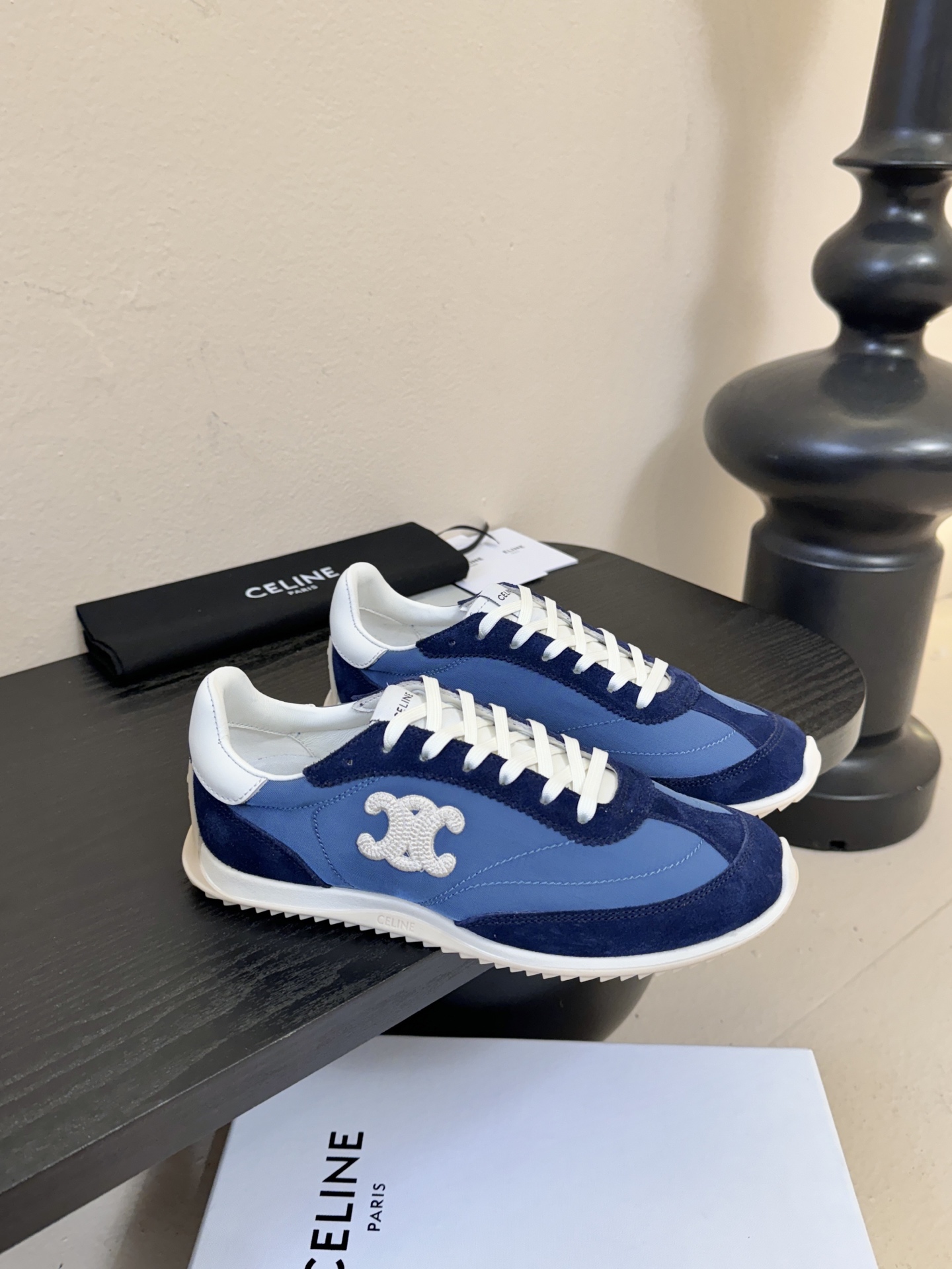 Celin*25ss凯旋门复古运动鞋德训鞋阿甘鞋采用经典的阿甘鞋/德训鞋轮廓，低帮流线型鞋身搭配窄鞋头，