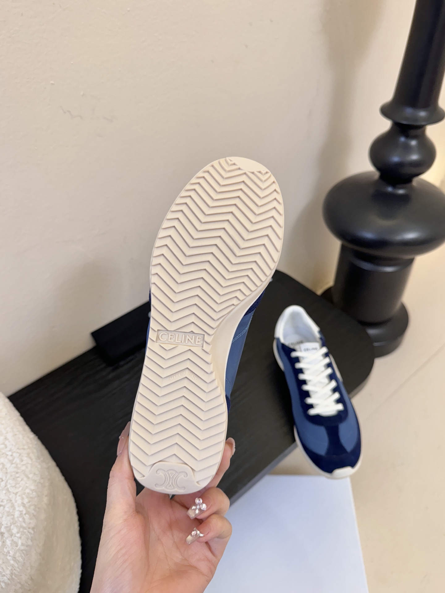 Celin*25ss凯旋门复古运动鞋德训鞋阿甘鞋采用经典的阿甘鞋/德训鞋轮廓，低帮流线型鞋身搭配窄鞋头，