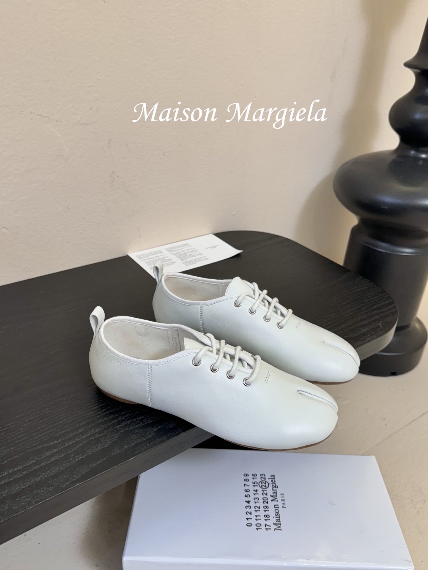 顶级Maison Margie*马吉拉•分趾粗跟平底复古玛丽珍系带分趾鞋太棒了的版本 非常不好做！马吉拉
