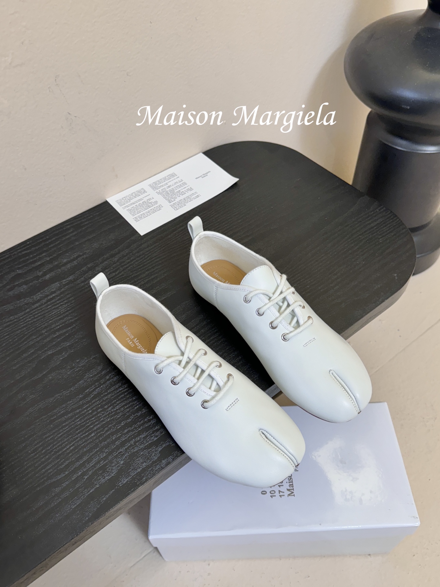 顶级Maison Margie*马吉拉•分趾粗跟平底复古玛丽珍系带分趾鞋太棒了的版本 非常不好做！马吉拉