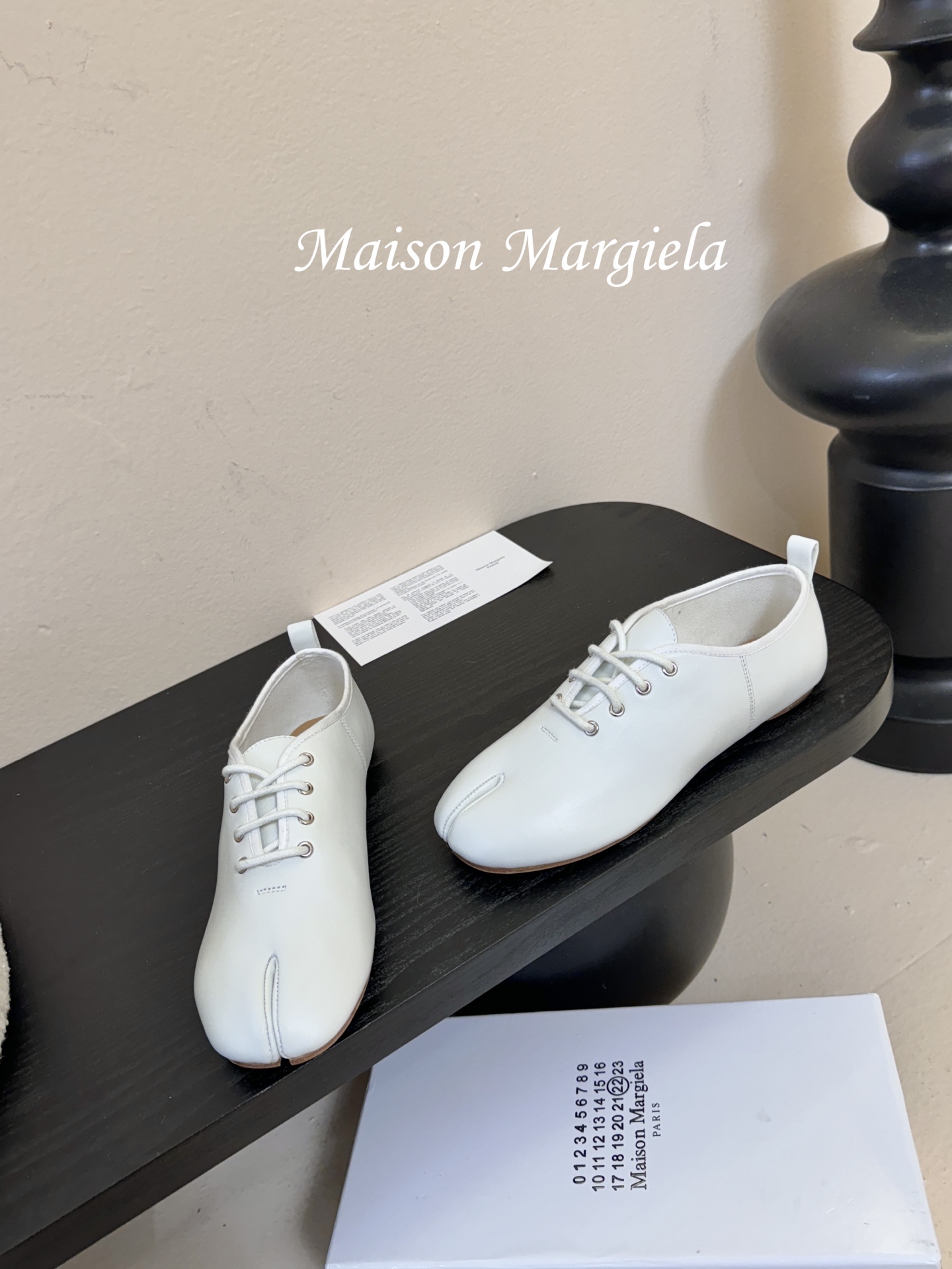 顶级Maison Margie*马吉拉•分趾粗跟平底复古玛丽珍系带分趾鞋太棒了的版本 非常不好做！马吉拉