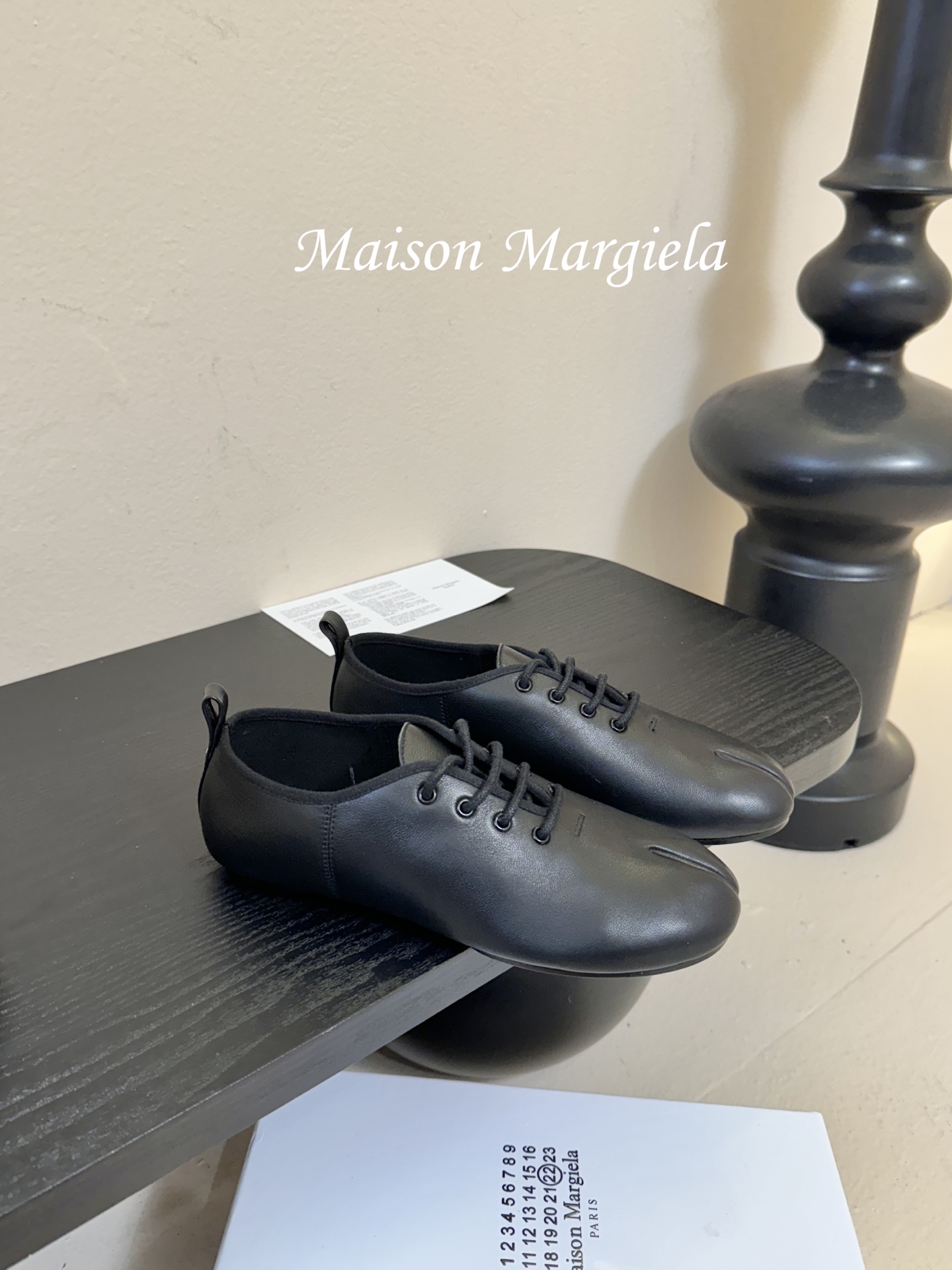 顶级Maison Margie*马吉拉•分趾粗跟平底复古玛丽珍系带分趾鞋太棒了的版本 非常不好做！马吉拉