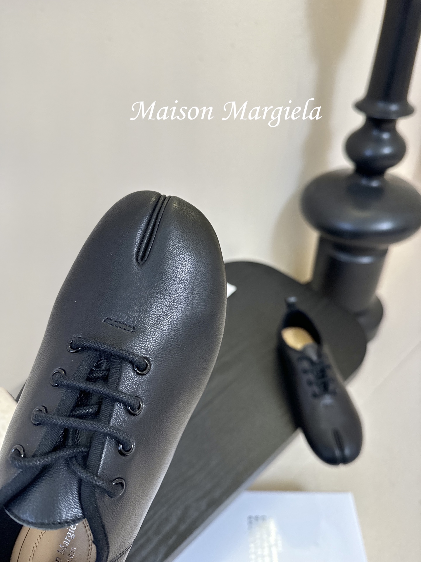 顶级Maison Margie*马吉拉•分趾粗跟平底复古玛丽珍系带分趾鞋太棒了的版本 非常不好做！马吉拉