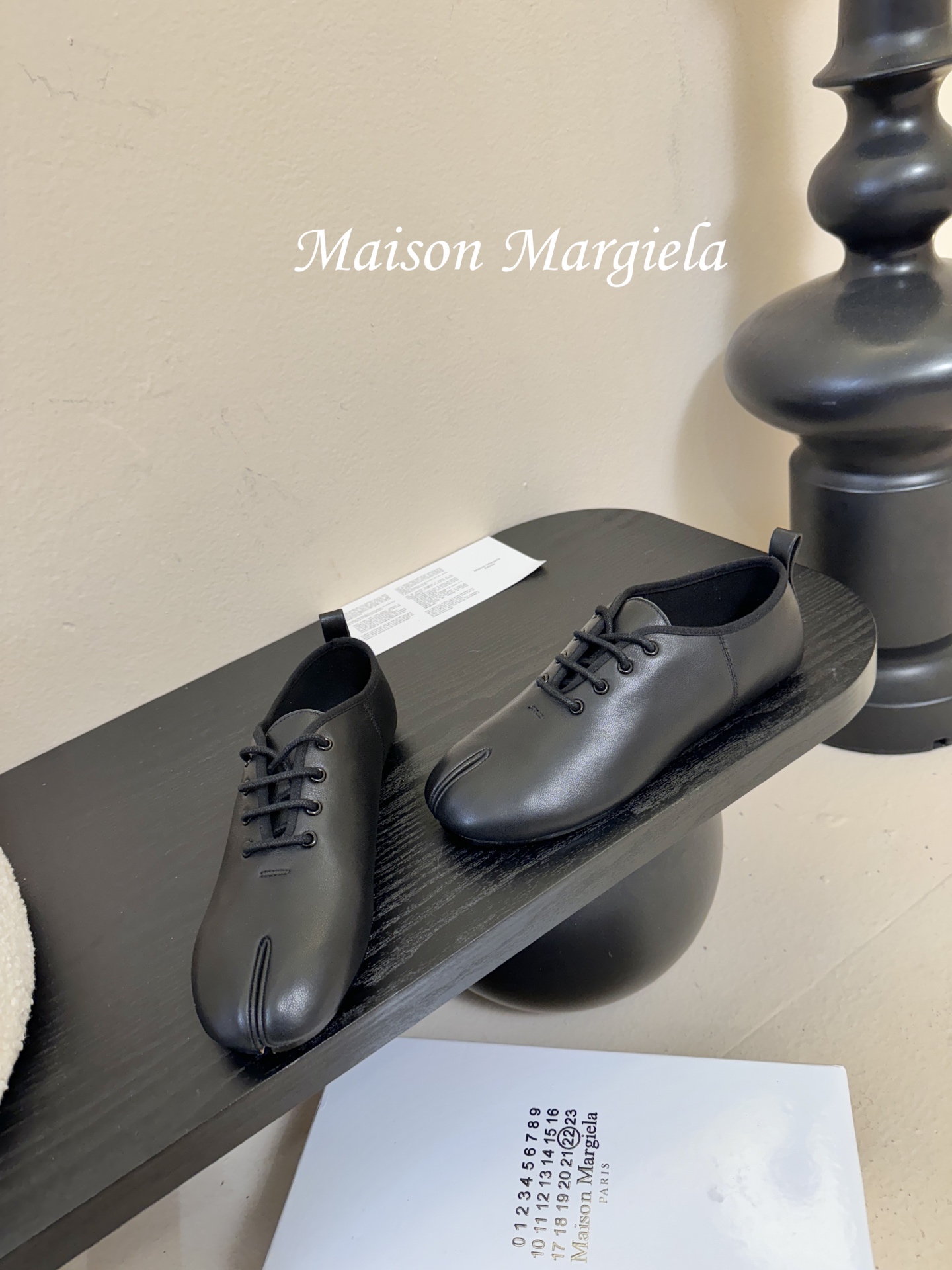 顶级Maison Margie*马吉拉•分趾粗跟平底复古玛丽珍系带分趾鞋太棒了的版本 非常不好做！马吉拉