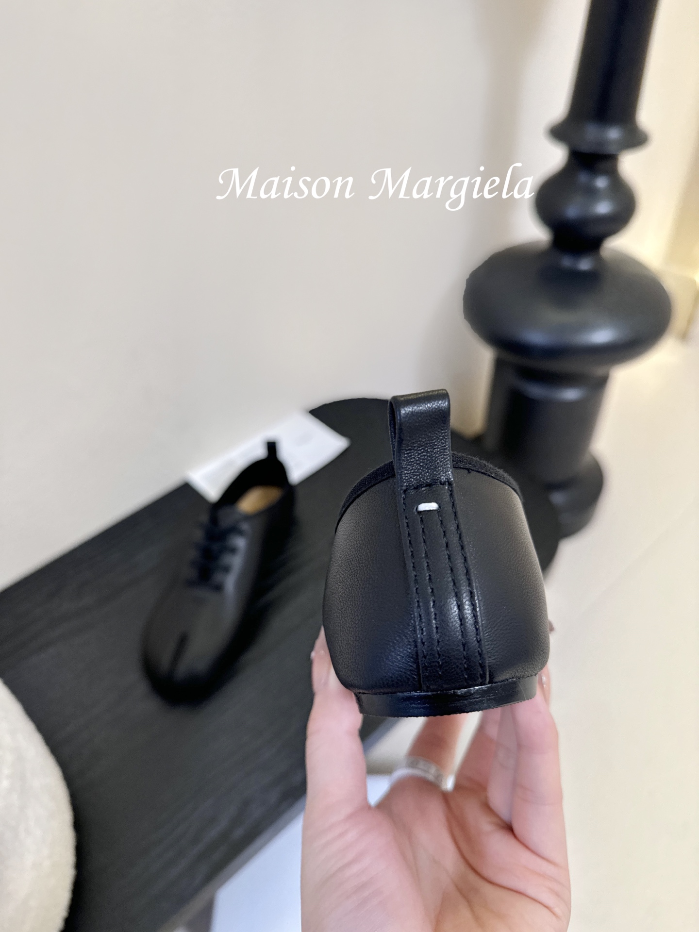 顶级Maison Margie*马吉拉•分趾粗跟平底复古玛丽珍系带分趾鞋太棒了的版本 非常不好做！马吉拉