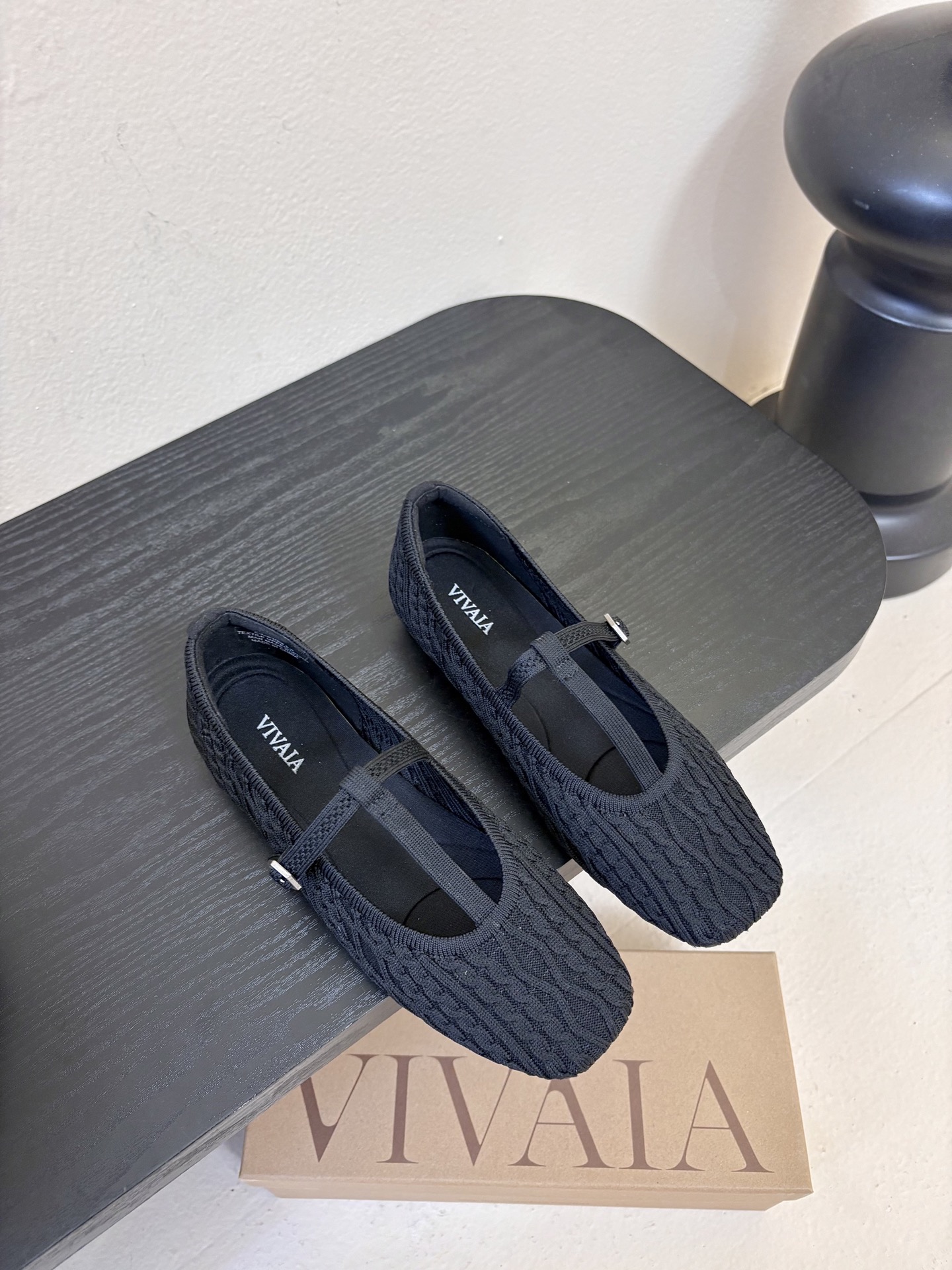 NO:667771,Vivai*25ss knitted style flat shoes Mary Jane shoes are made of knitted fabric. The upper has a twist texture, which is light and elastic. It feels like wearing socks and is breathable. The square toe + lace elements give it a sweet and casual feel. It not only retains the softness of ballet shoes, but also adds a casual feel through the knitted texture.  Flat sole + elastic fabric, highly tolerant to the shape of the foot, very comfortable for daily shopping and commuting, and very light weight. Basic color + bright color, the red plaid bow is detachable, and can switch between simple and playful styles. Non-woven upper, sheepskin lining, rubber outsole, increased by 2cm SIZE35-40 (customized size 40 is not returnable), single shoes, mary jane, flats, sheepskin, socks19860909Vivai*25ss 针织风平底鞋玛丽珍鞋单鞋 用针织面料,鞋面有麻花纹理,轻便又有弹性,脚感像穿袜子一样贴合,同时兼顾透气度.方头+系带元素,甜中带点休闲感,既保留了芭蕾鞋的柔美,又通过针织纹理增加了随性感. 平底+弹性面料,对脚型包容度高,日常逛街、通勤都很舒适,而且自重很轻.基础色系+亮色,红色款的格纹蝴蝶结是可拆卸的,能切换简约/俏皮两种风格. 鞋面非织面 内里羊皮 大底橡胶大底 增高2cm SIZE35-40码（40码定制不退换）,单鞋,mary jane,flats,sheepskin,socks,Women's Shoes