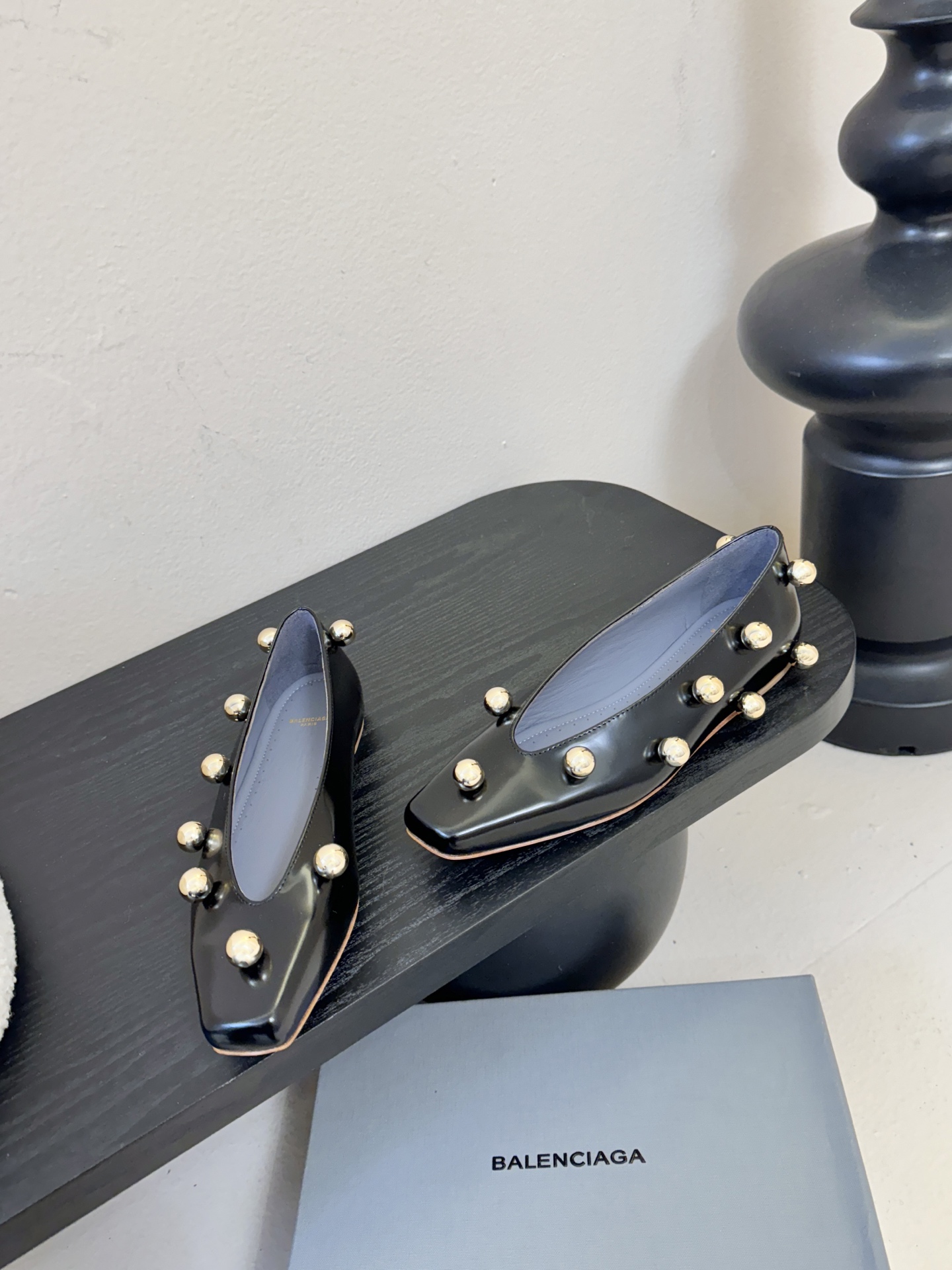 Balencia*a巴黎世家单鞋分别为夏季与秋季注入了各界女性需求，快入手吧！性感女神首选啦！蜈蚣精们需