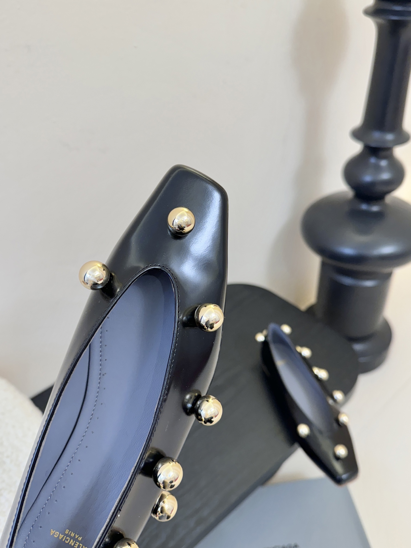 Balencia*a巴黎世家单鞋分别为夏季与秋季注入了各界女性需求，快入手吧！性感女神首选啦！蜈蚣精们需