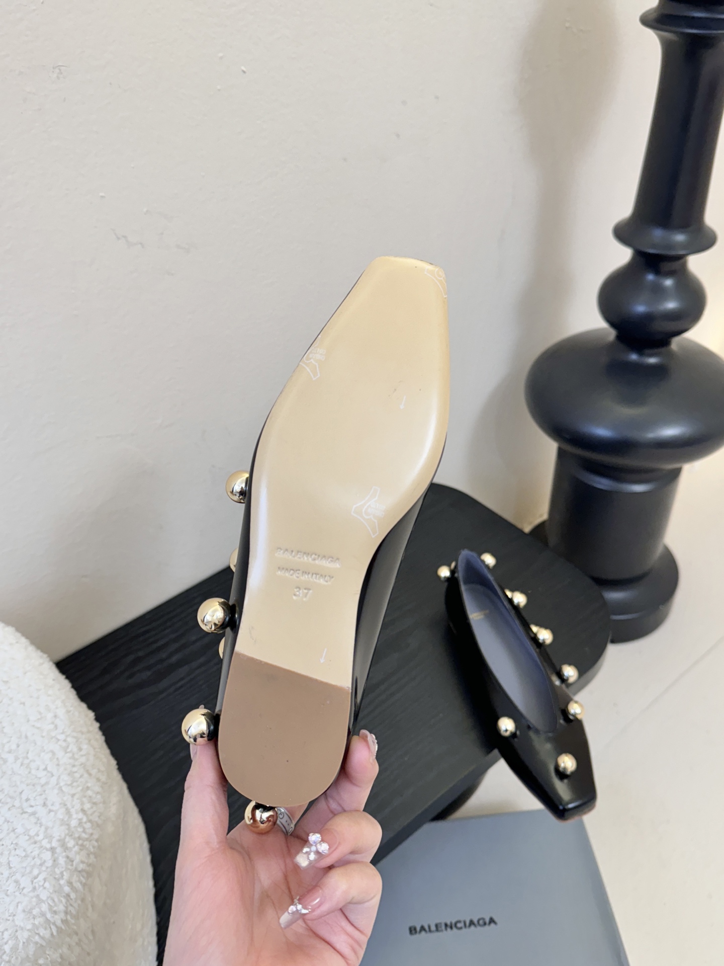 Balencia*a巴黎世家单鞋分别为夏季与秋季注入了各界女性需求，快入手吧！性感女神首选啦！蜈蚣精们需