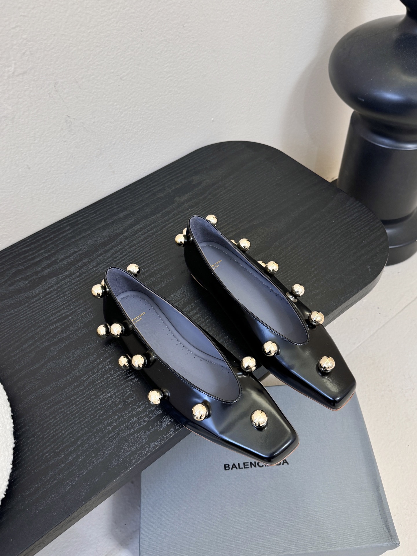 Balencia*a巴黎世家单鞋分别为夏季与秋季注入了各界女性需求，快入手吧！性感女神首选啦！蜈蚣精们需