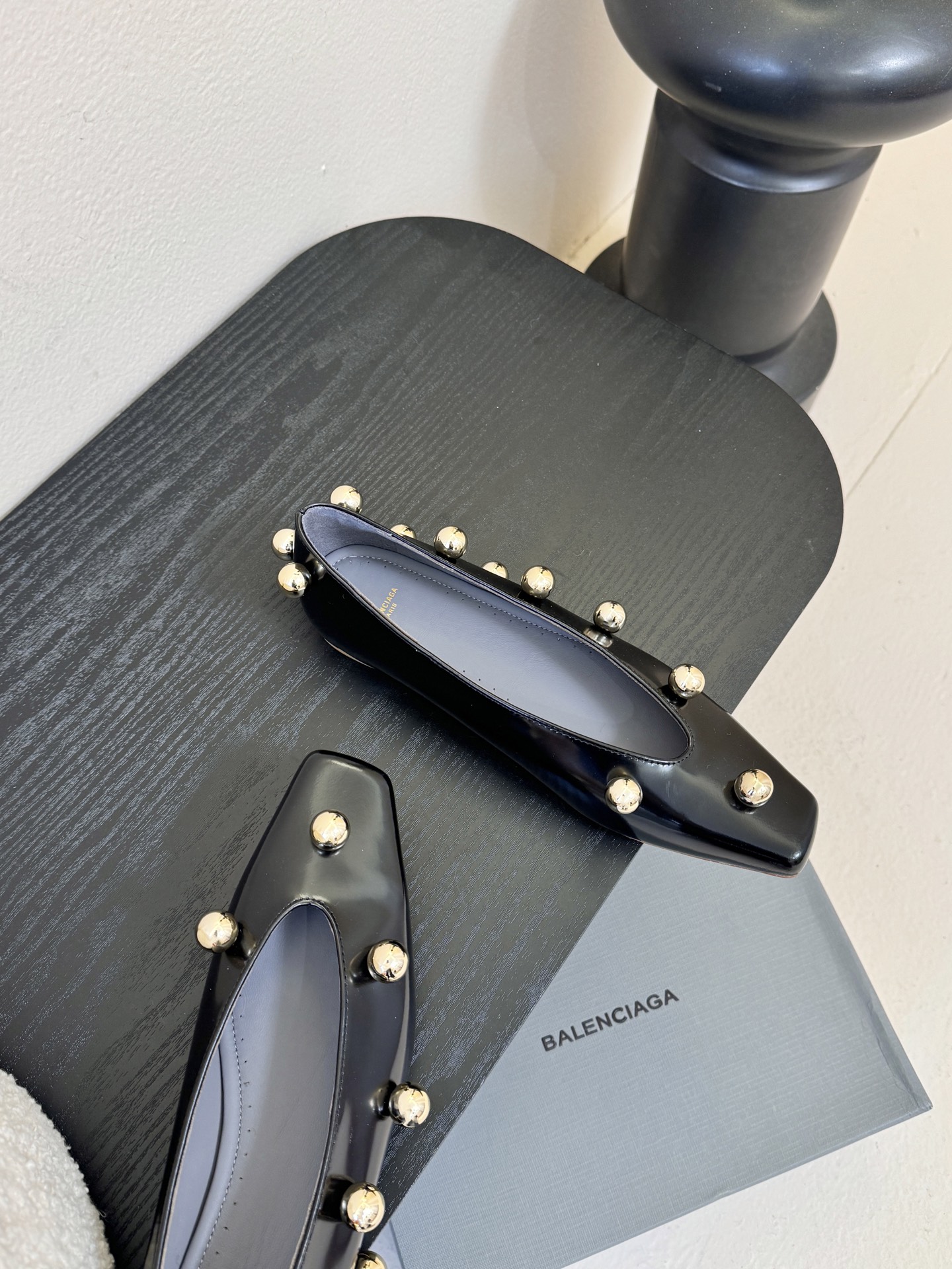 Balencia*a巴黎世家单鞋分别为夏季与秋季注入了各界女性需求，快入手吧！性感女神首选啦！蜈蚣精们需