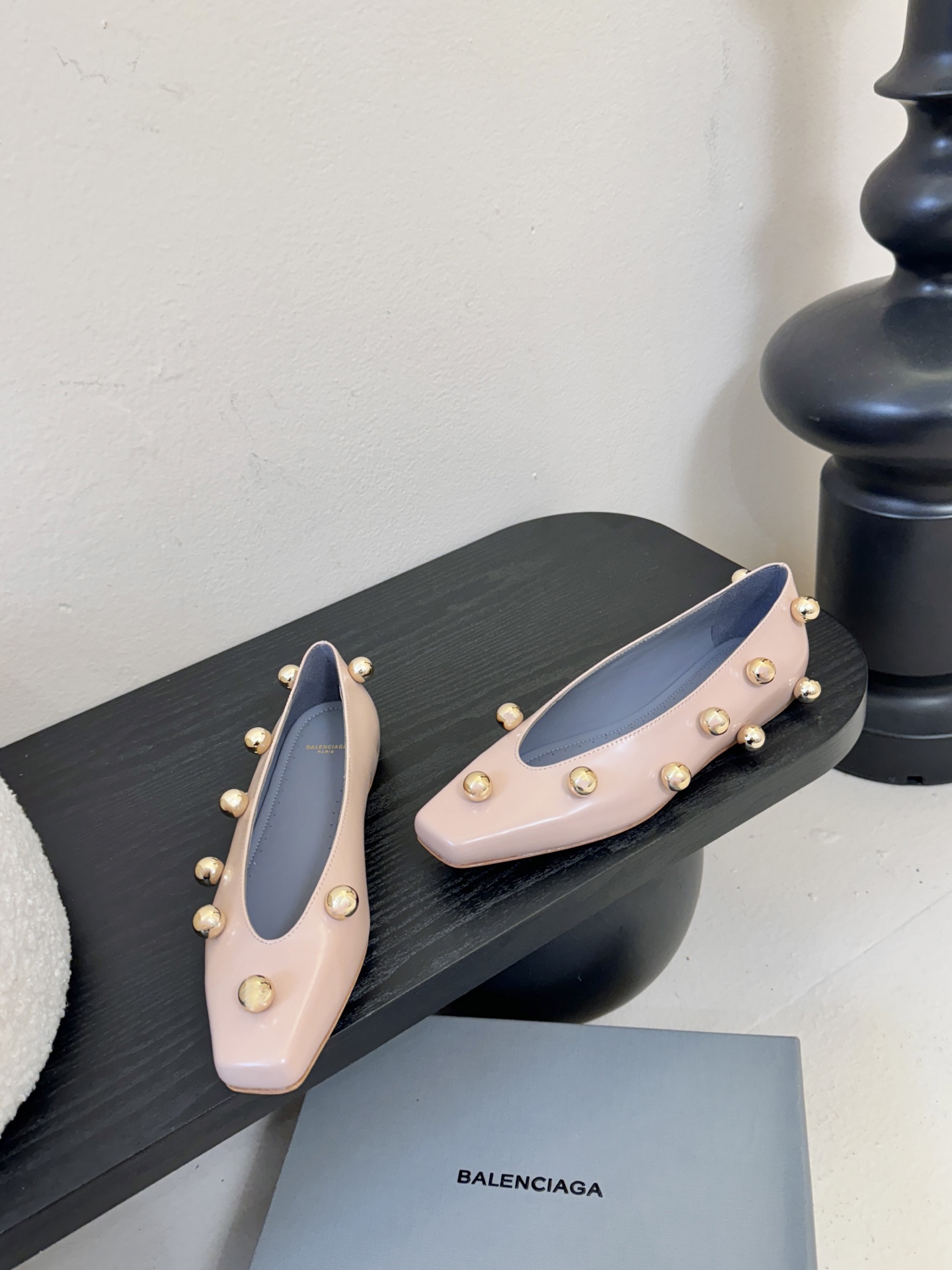 Balencia*a巴黎世家单鞋分别为夏季与秋季注入了各界女性需求，快入手吧！性感女神首选啦！蜈蚣精们需