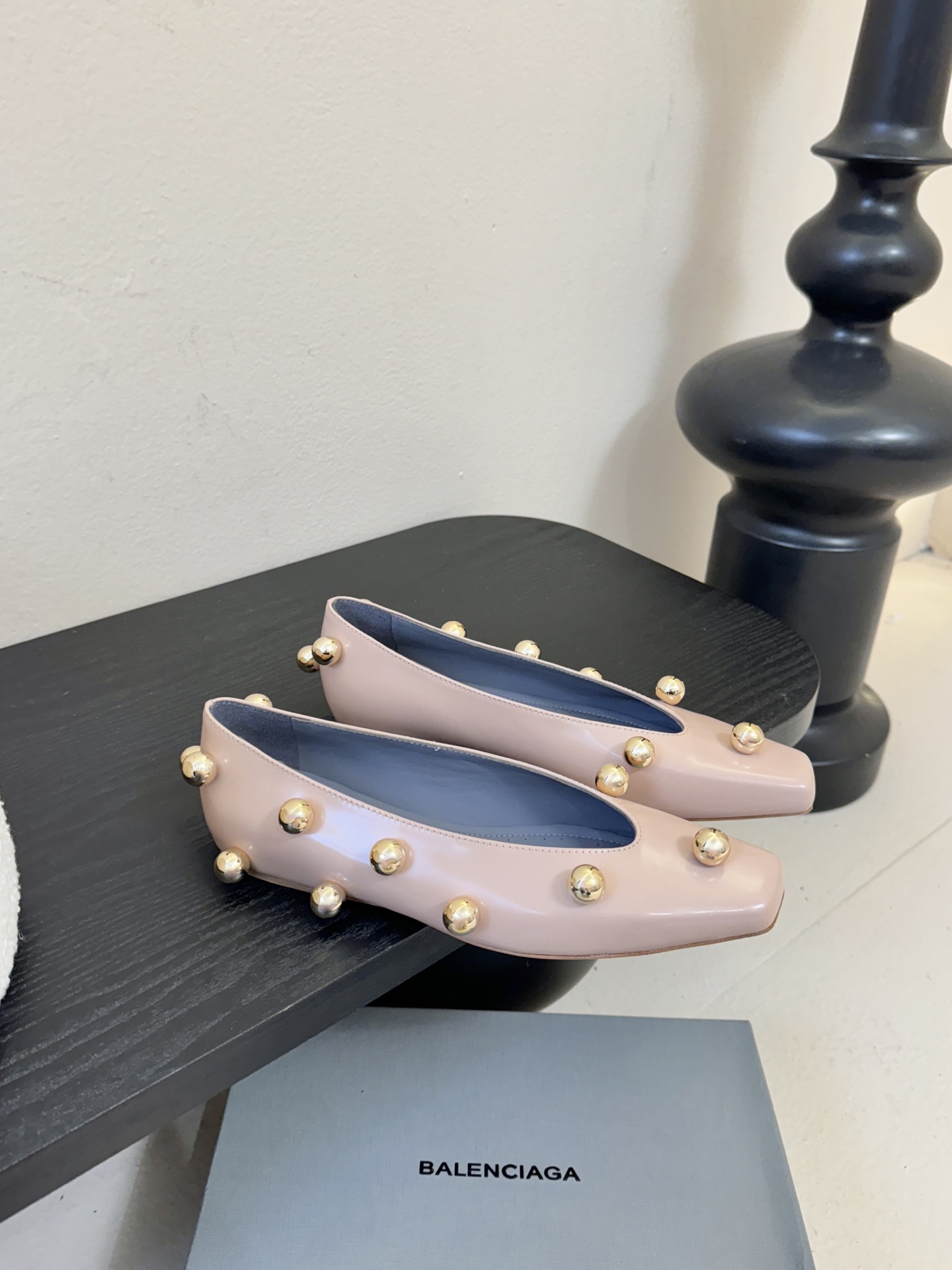 Balencia*a巴黎世家单鞋分别为夏季与秋季注入了各界女性需求，快入手吧！性感女神首选啦！蜈蚣精们需