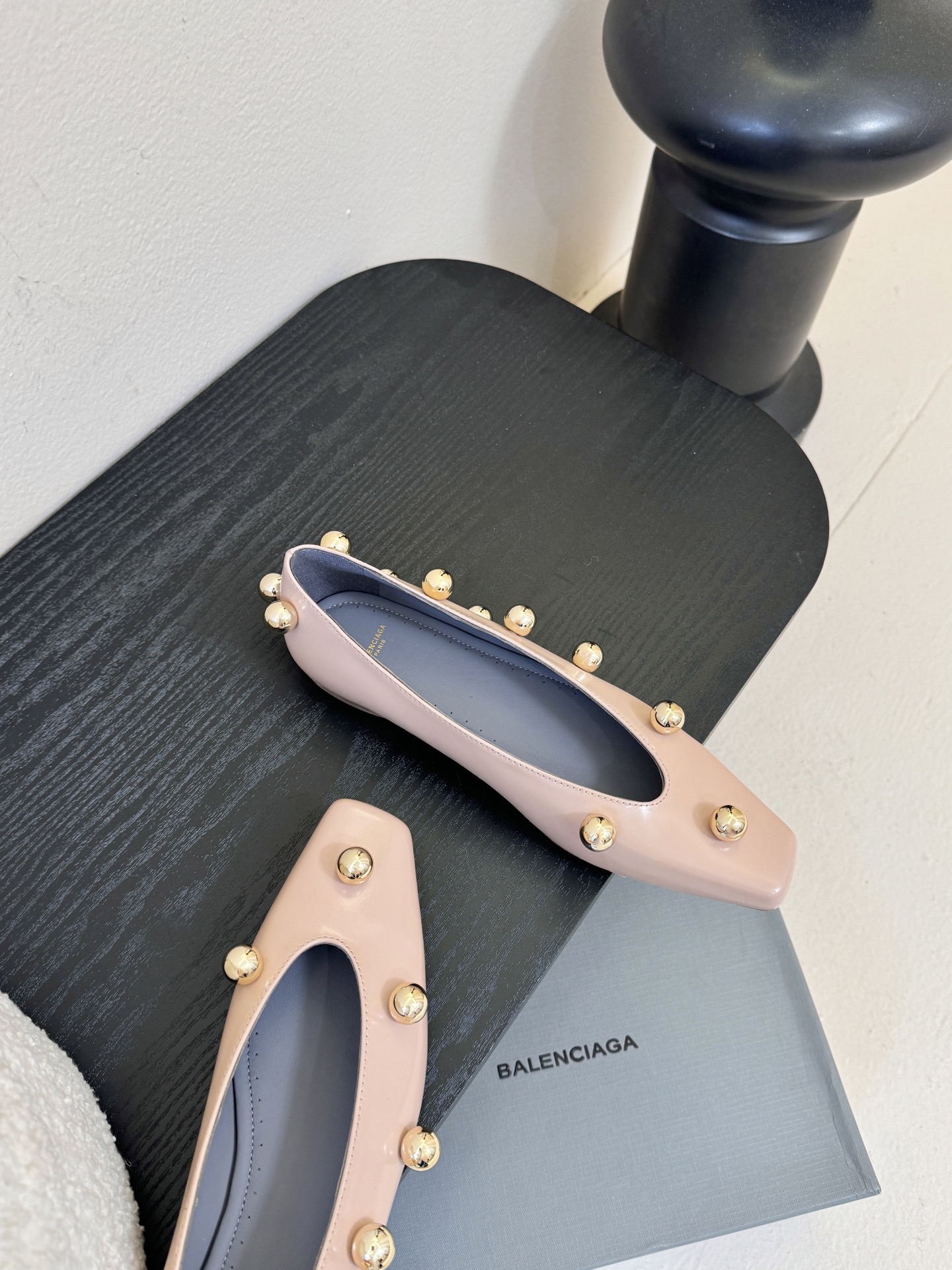 Balencia*a巴黎世家单鞋分别为夏季与秋季注入了各界女性需求，快入手吧！性感女神首选啦！蜈蚣精们需