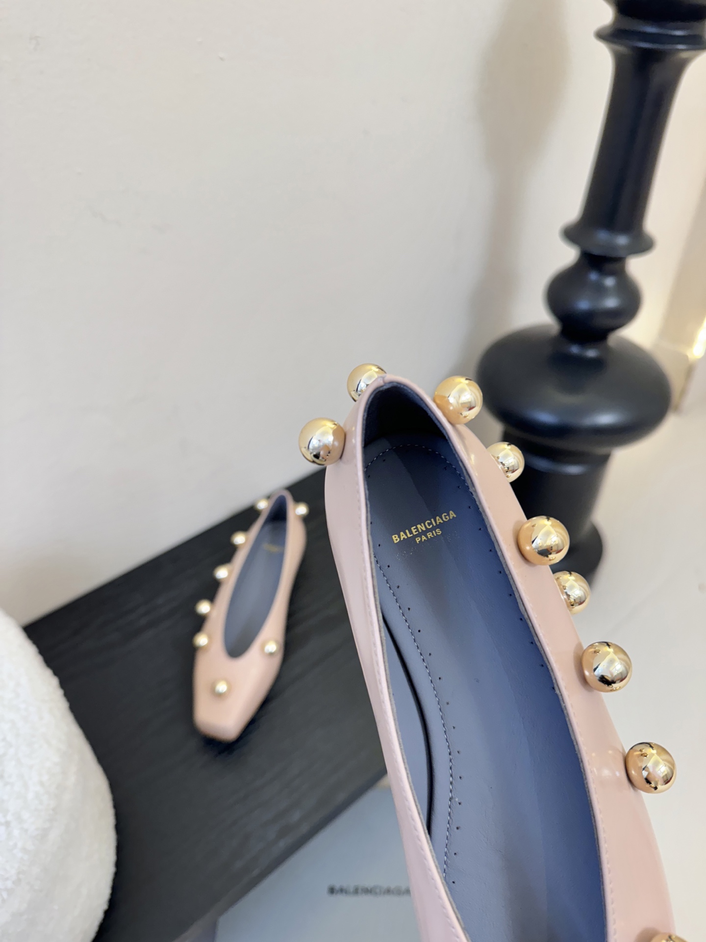 Balencia*a巴黎世家单鞋分别为夏季与秋季注入了各界女性需求，快入手吧！性感女神首选啦！蜈蚣精们需