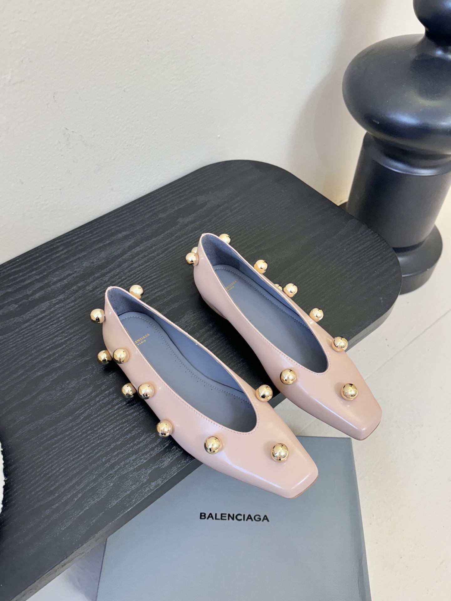 Balencia*a巴黎世家单鞋分别为夏季与秋季注入了各界女性需求，快入手吧！性感女神首选啦！蜈蚣精们需