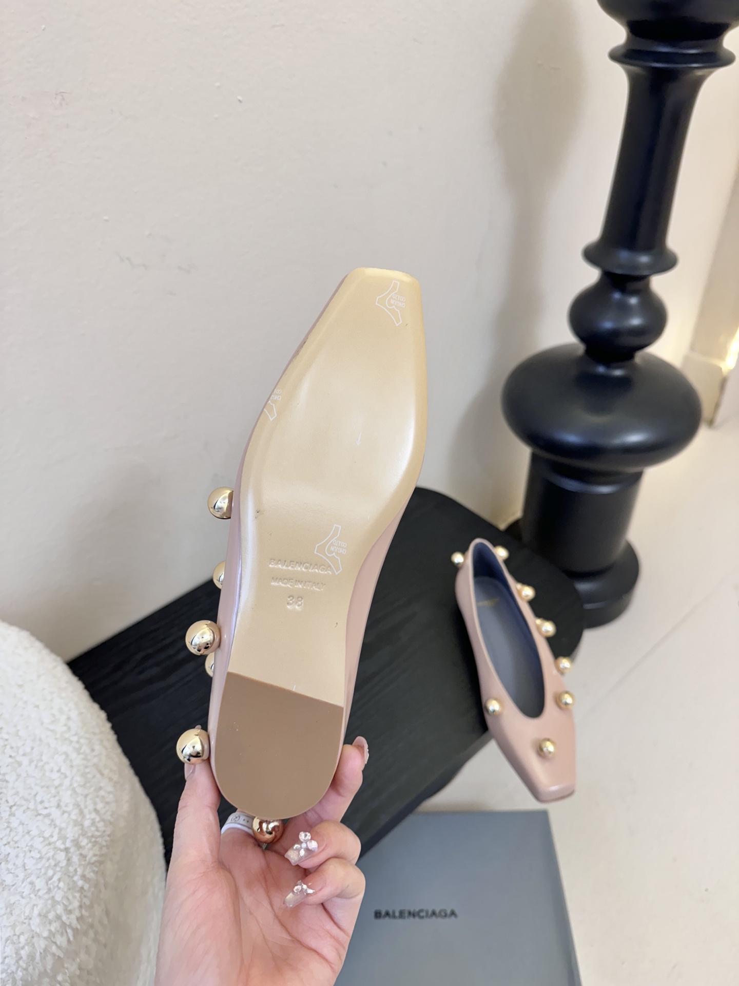 Balencia*a巴黎世家单鞋分别为夏季与秋季注入了各界女性需求，快入手吧！性感女神首选啦！蜈蚣精们需