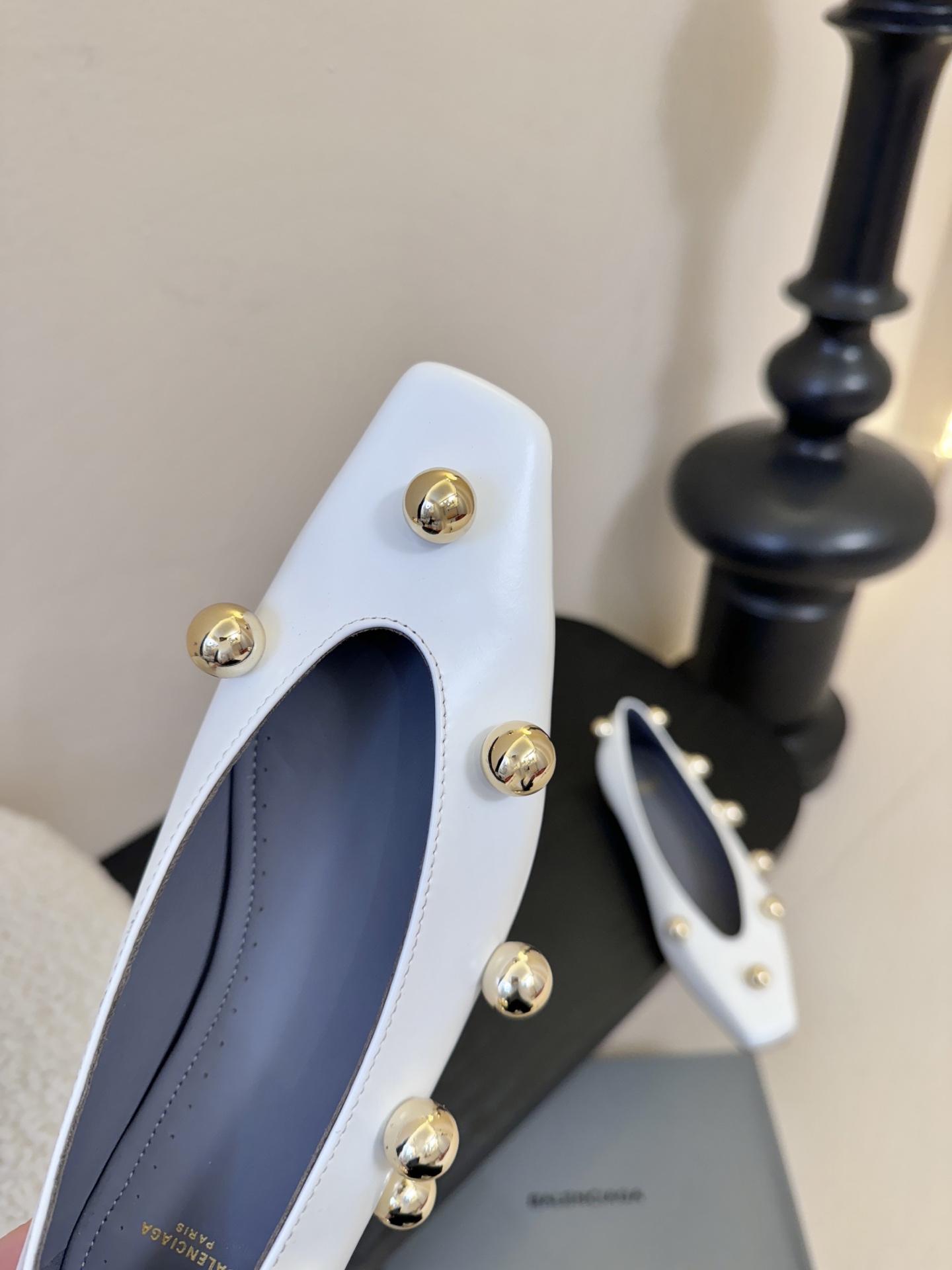 Balencia*a巴黎世家单鞋分别为夏季与秋季注入了各界女性需求，快入手吧！性感女神首选啦！蜈蚣精们需